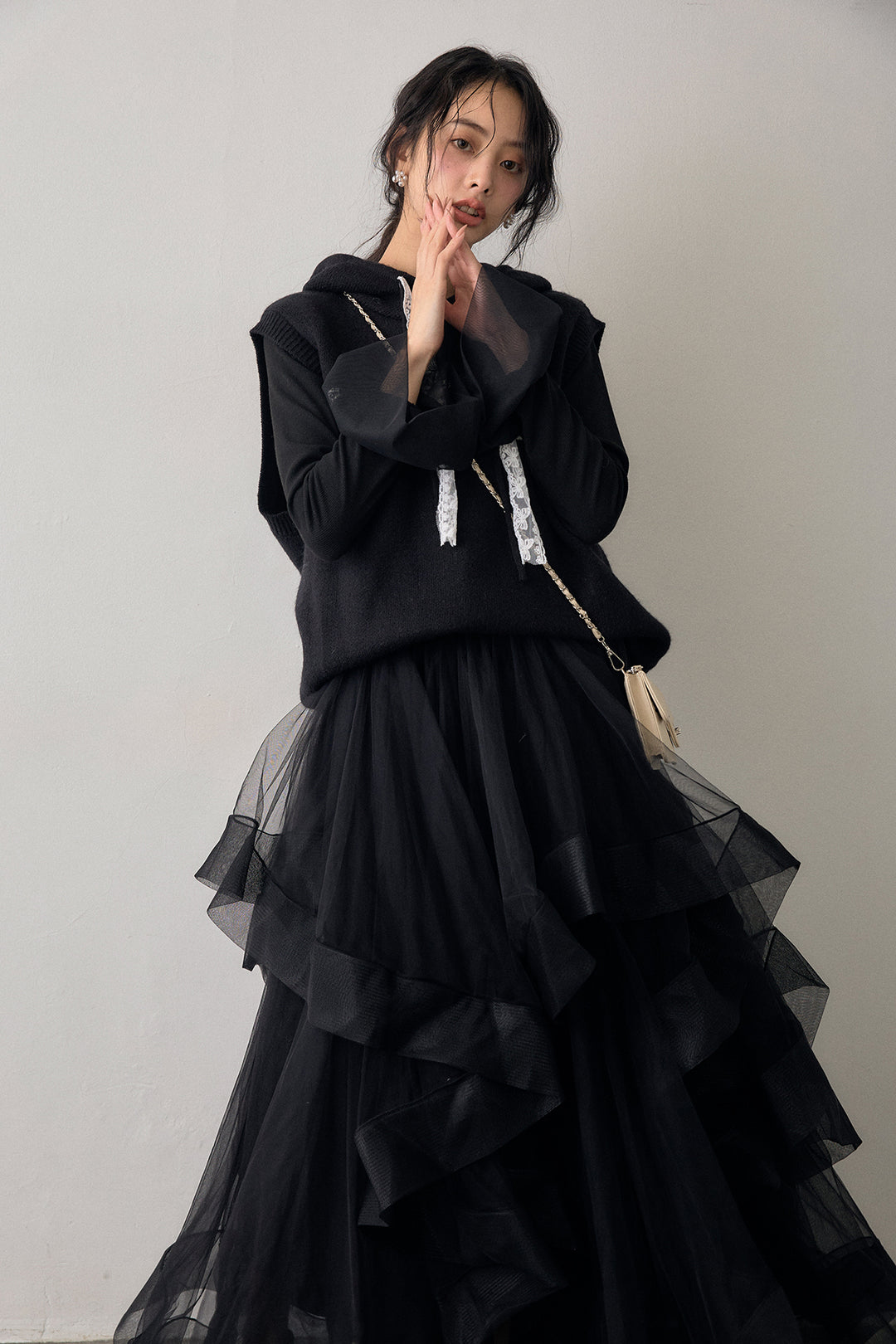 [予約/SET]チュールシアーカフスリブニット+レースリボンロゴフードスリーブレスニット+ランダムフリルティアードボリュームスカート(3set)