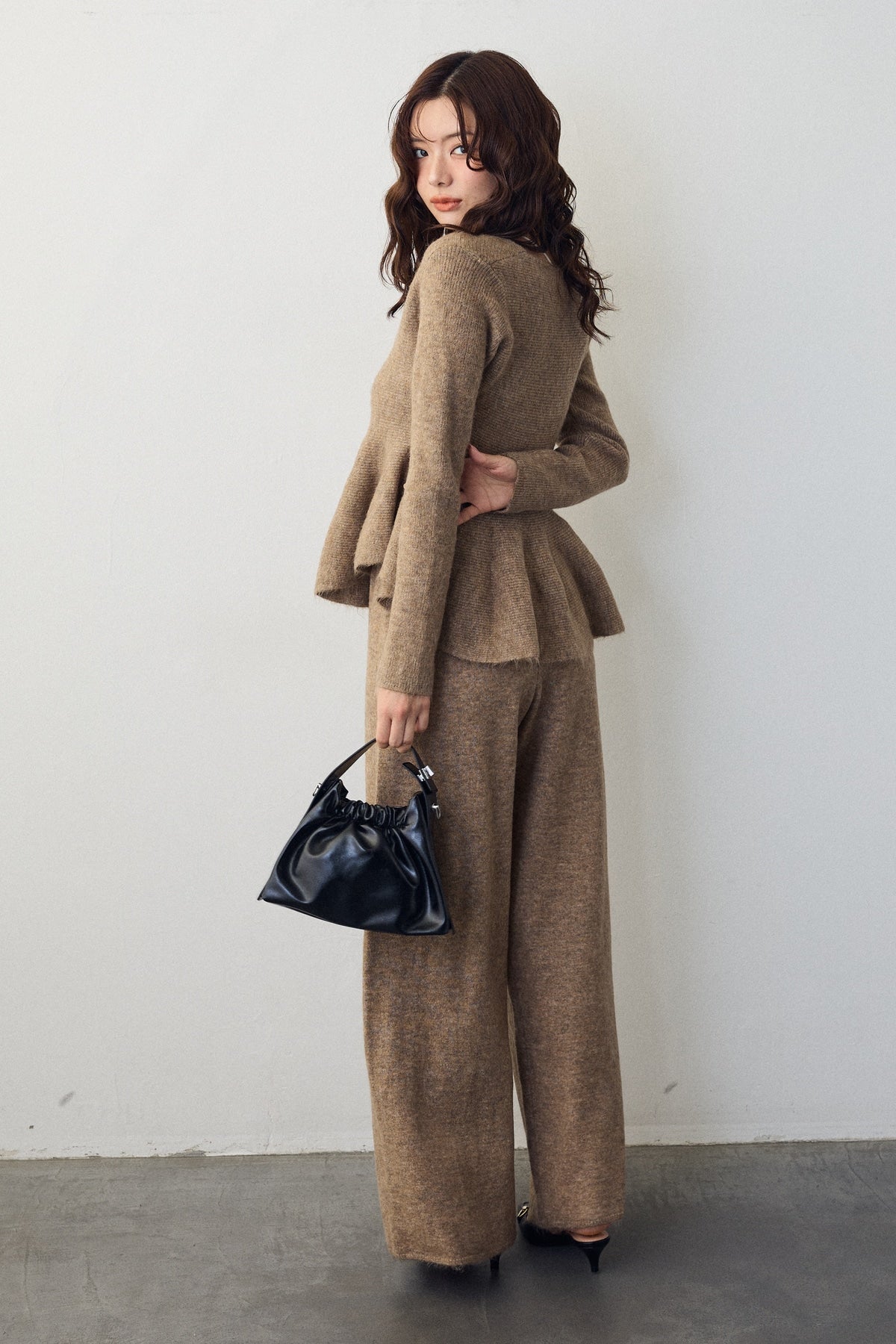 予約]美ラインペプラムニットセットアップ – Frene