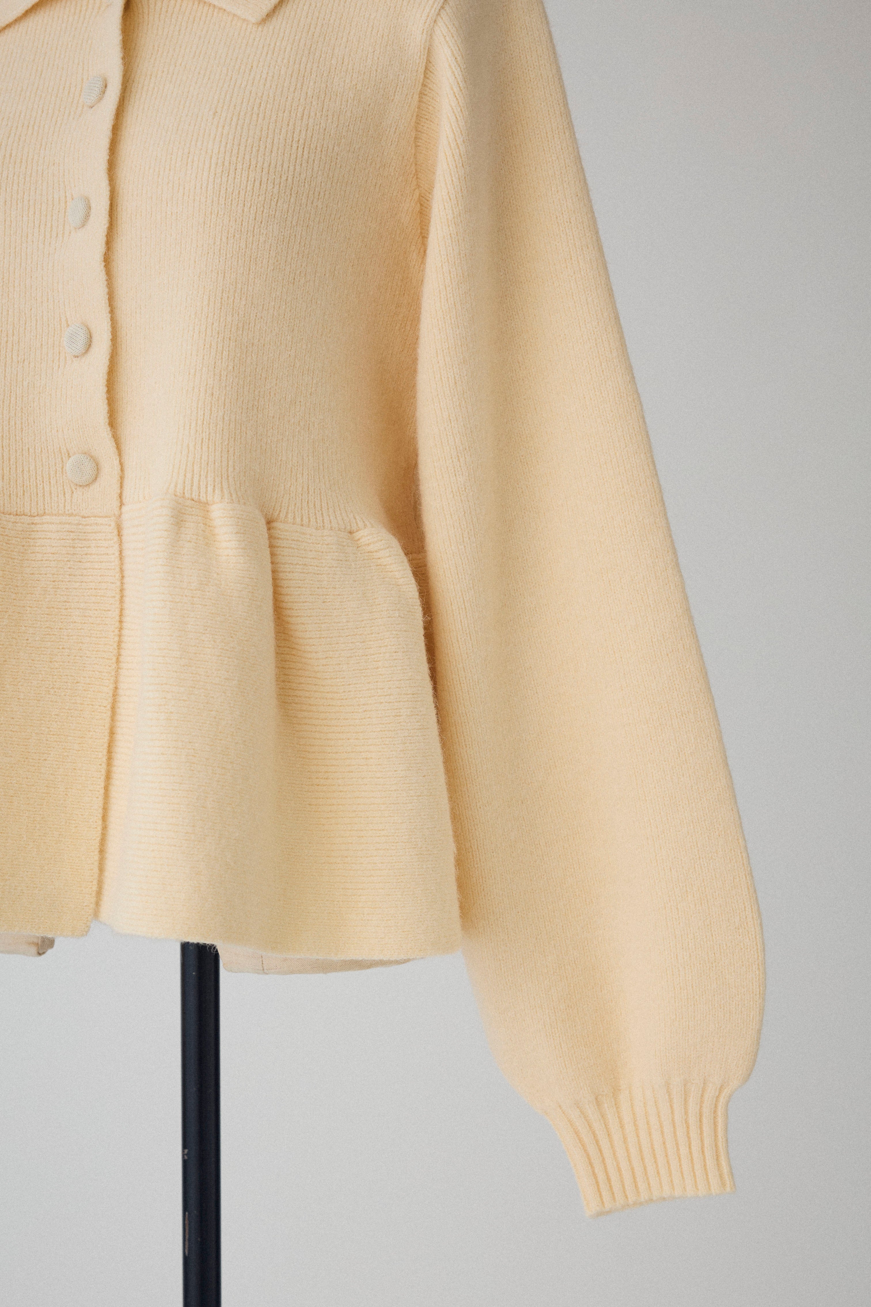 予約]ポロ襟ペプラムニットプルオーバー – Frene