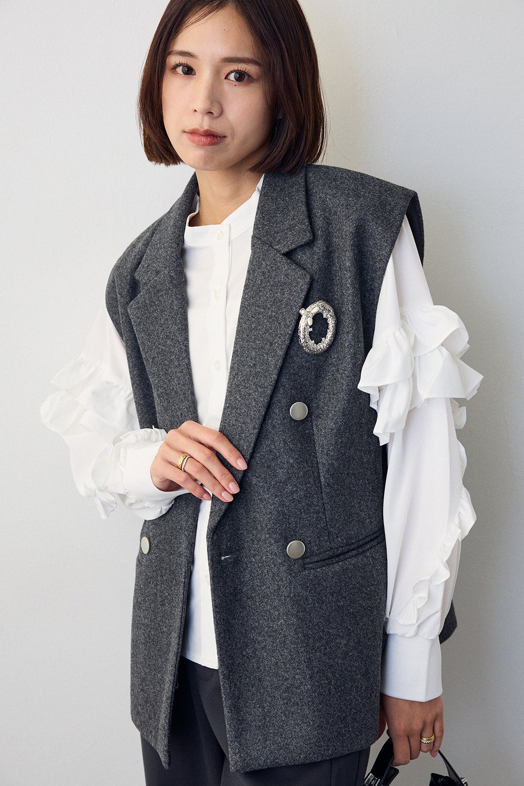 [予約/SET]スタンドカラーラッフルフリルスリーブブラウス+バックリボンテーラーベスト+ウォームセンタープレス美ラインテーパードパンツ(3set)