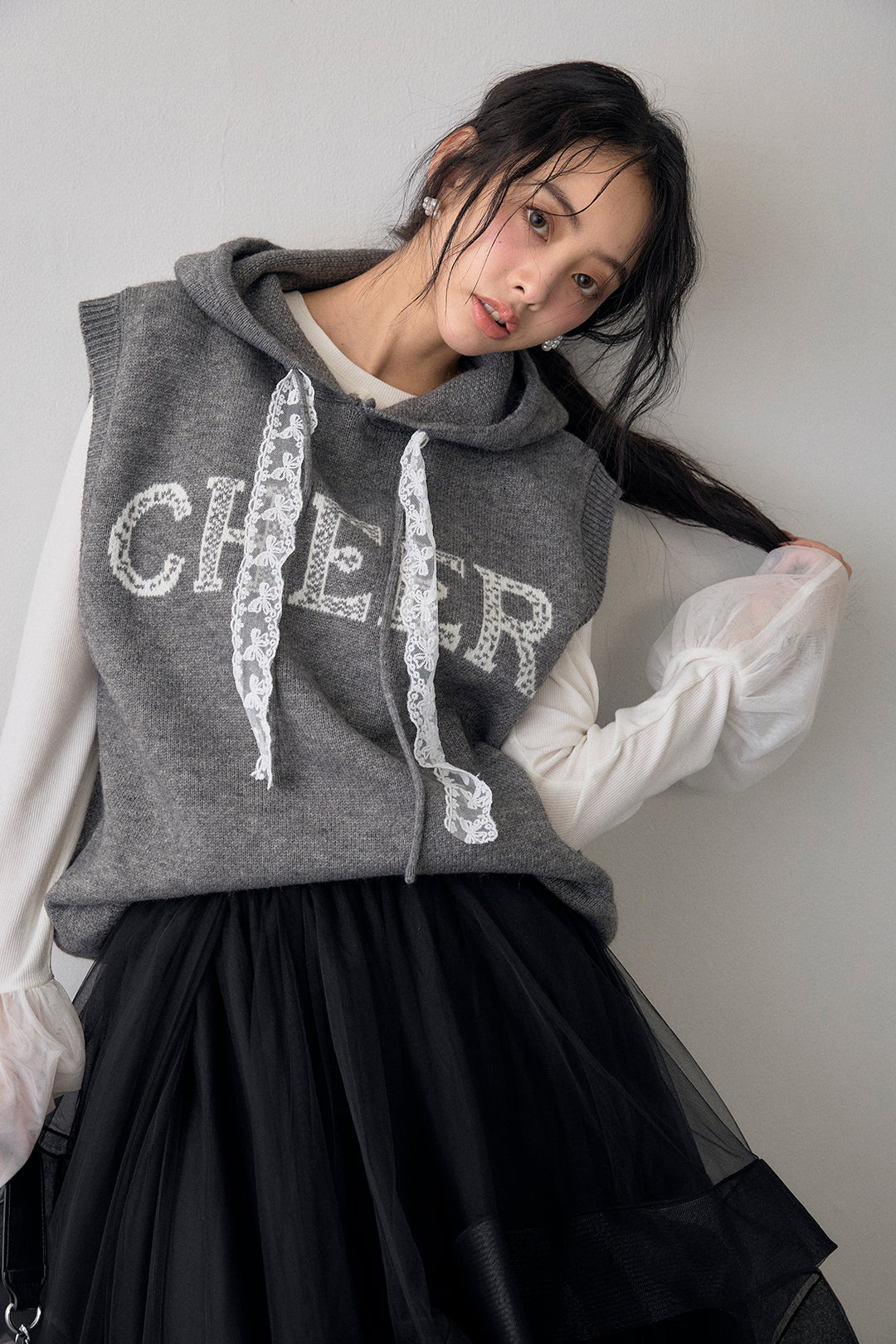 [予約]レースリボンロゴフードスリーブレスニット