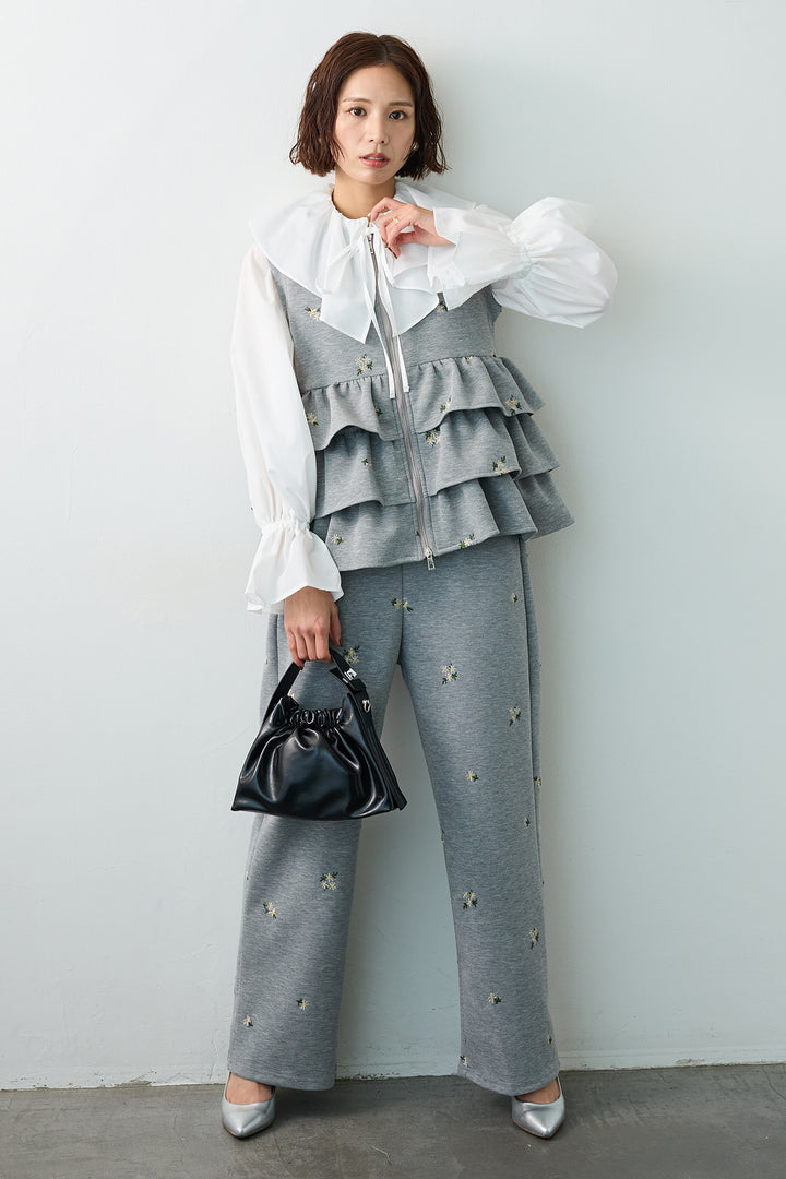 [予約/SET]エアリーフリルフレアカフスブラウス+フラワー刺繍ティアードポンチベスト+フラワー刺繍ストレートポンチパンツ(3set)