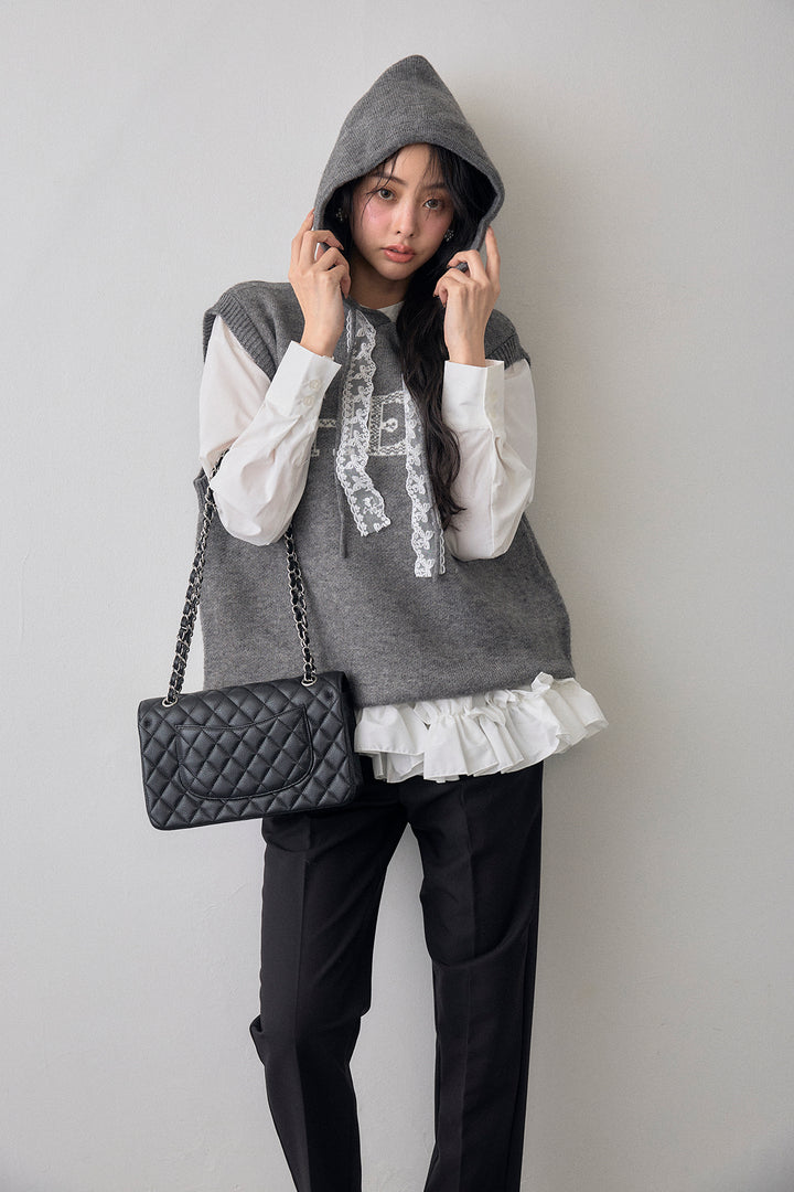 [予約]レースリボンロゴフードスリーブレスニット