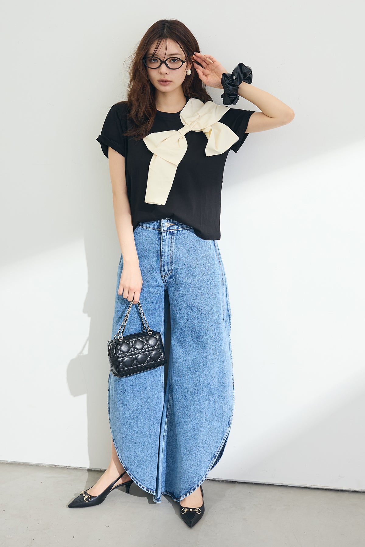 予約/SET]ショルダーリボンポイントTシャツ+カーヴィースリットデニム