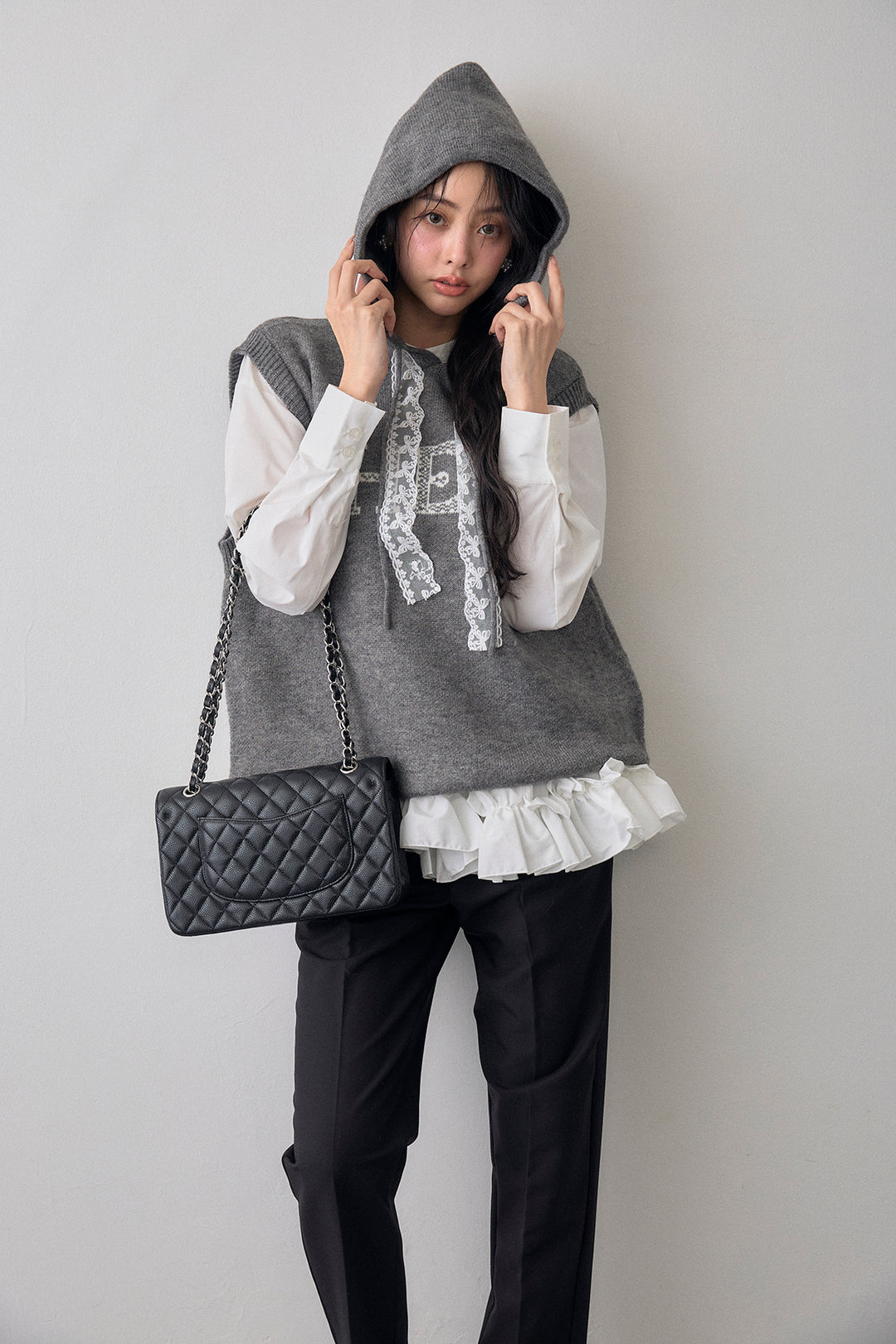 [予約/SET]パネルフレアヘムシャツ+レースリボンロゴフードスリーブレスニット(2set)