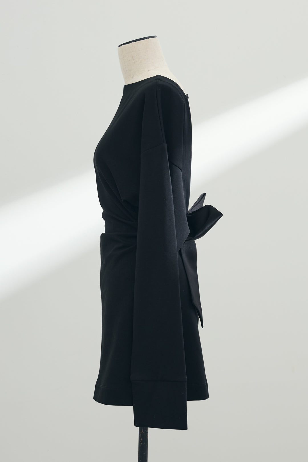 [予約]バックリボンモチーフ美ラインミニワンピ
