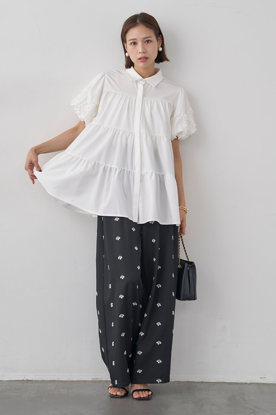 [予約/SET]フリルウェーブスリーブティアードブラウス+フラワー刺繍ツイルストレートパンツ(2set)