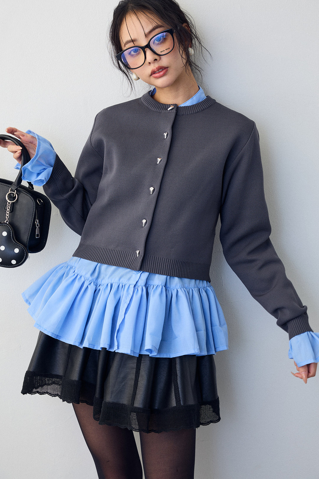 [予約/SET]フリルヘムスリーブブラウス+メタルボタンベーシックカーデ+レザーライクフレアショートパンツ(3set)