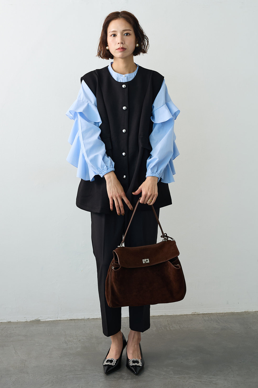 [予約/SET]ティアードフリルスリーブパールボタンブラウス+ペプラムラインシルバーボタンジレ+タックテーパードパンツ(3set)