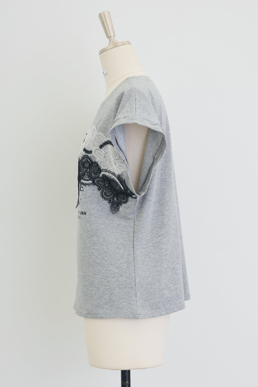 [予約]レースデザインロゴTシャツ
