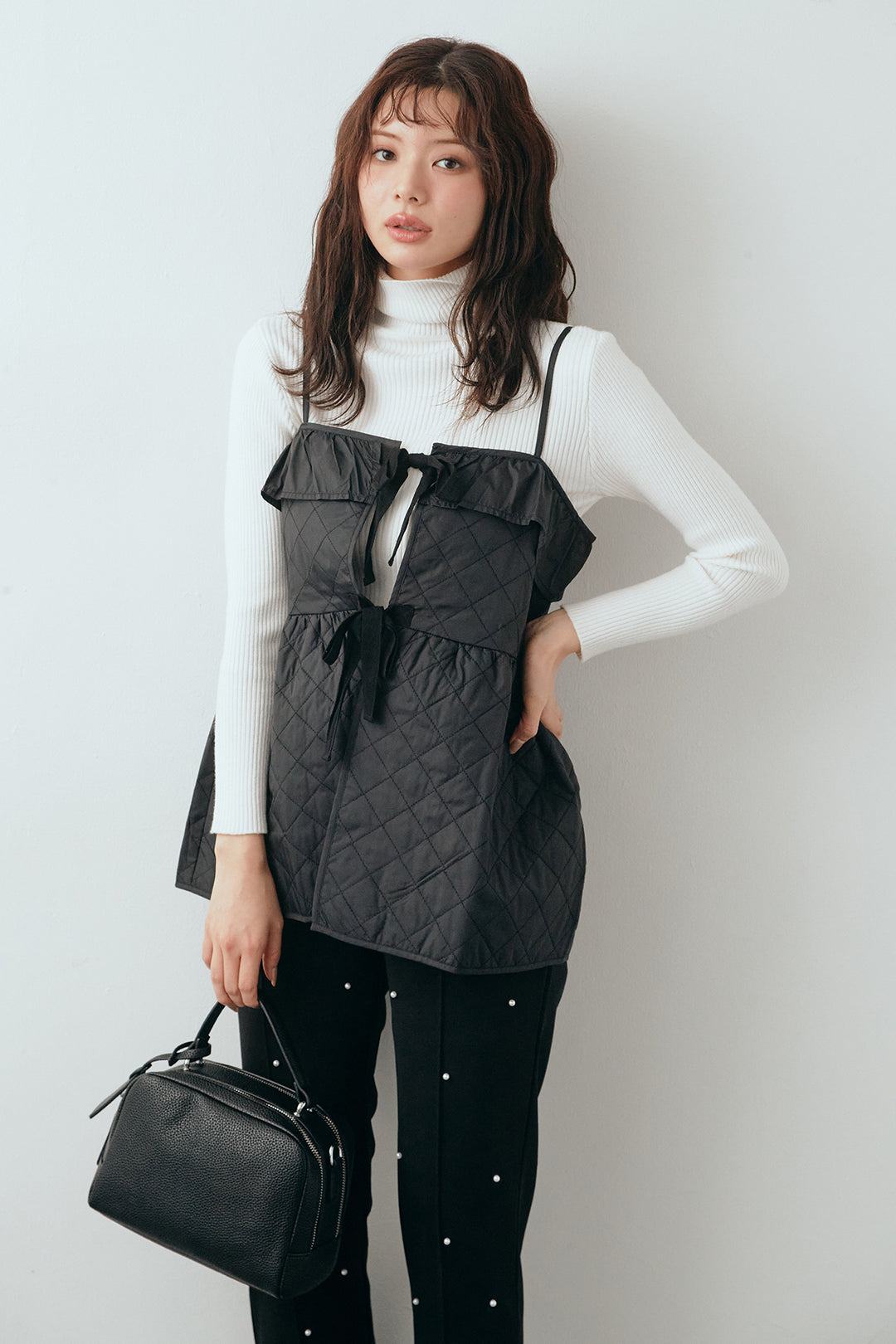 [予約/SET]ベーシックリブタートルニット+ダイヤキルトキャミビスチェ+センターシームランダムパールパンツ(3set)