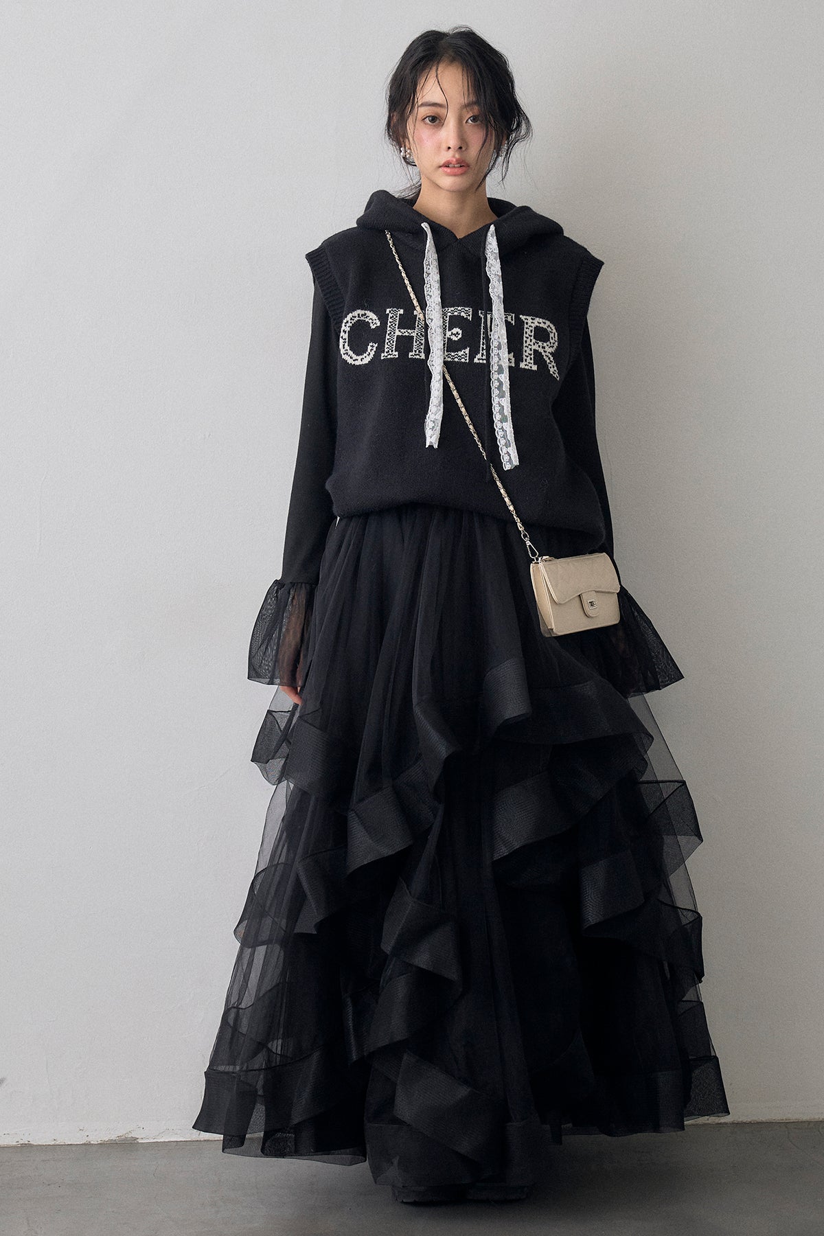 予約/SET]レースリボンロゴフードスリーブレスニット+ランダムフリル