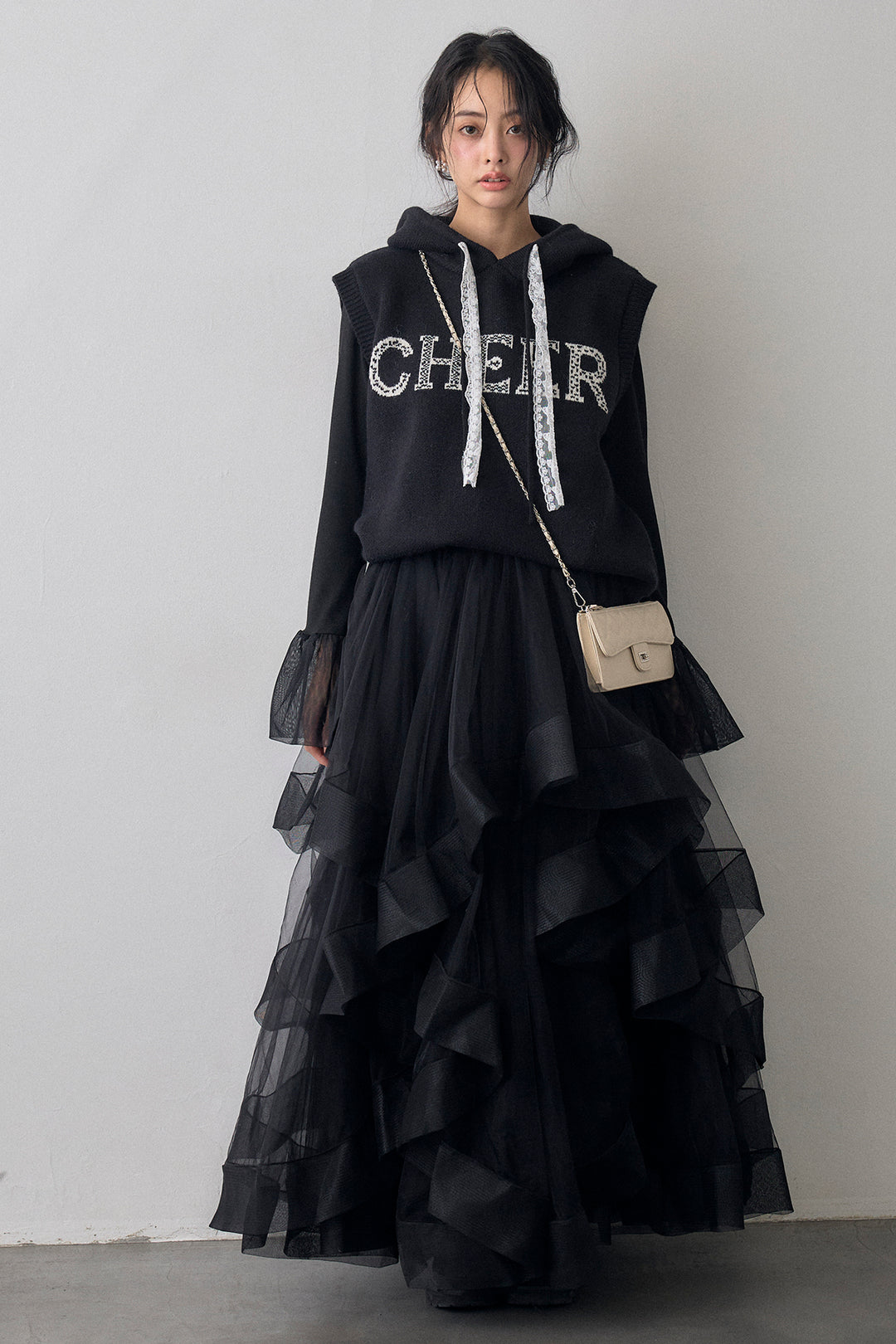 [予約/SET]レースリボンロゴフードスリーブレスニット+ランダムフリルティアードボリュームスカート(2set)