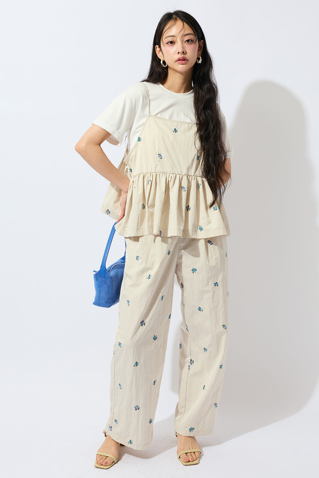 [予約/SET]ベーシック美ラインTシャツ+フラワー刺繍タフタキャミトップス+フラワー刺繍タフタストレートパンツ(3set)