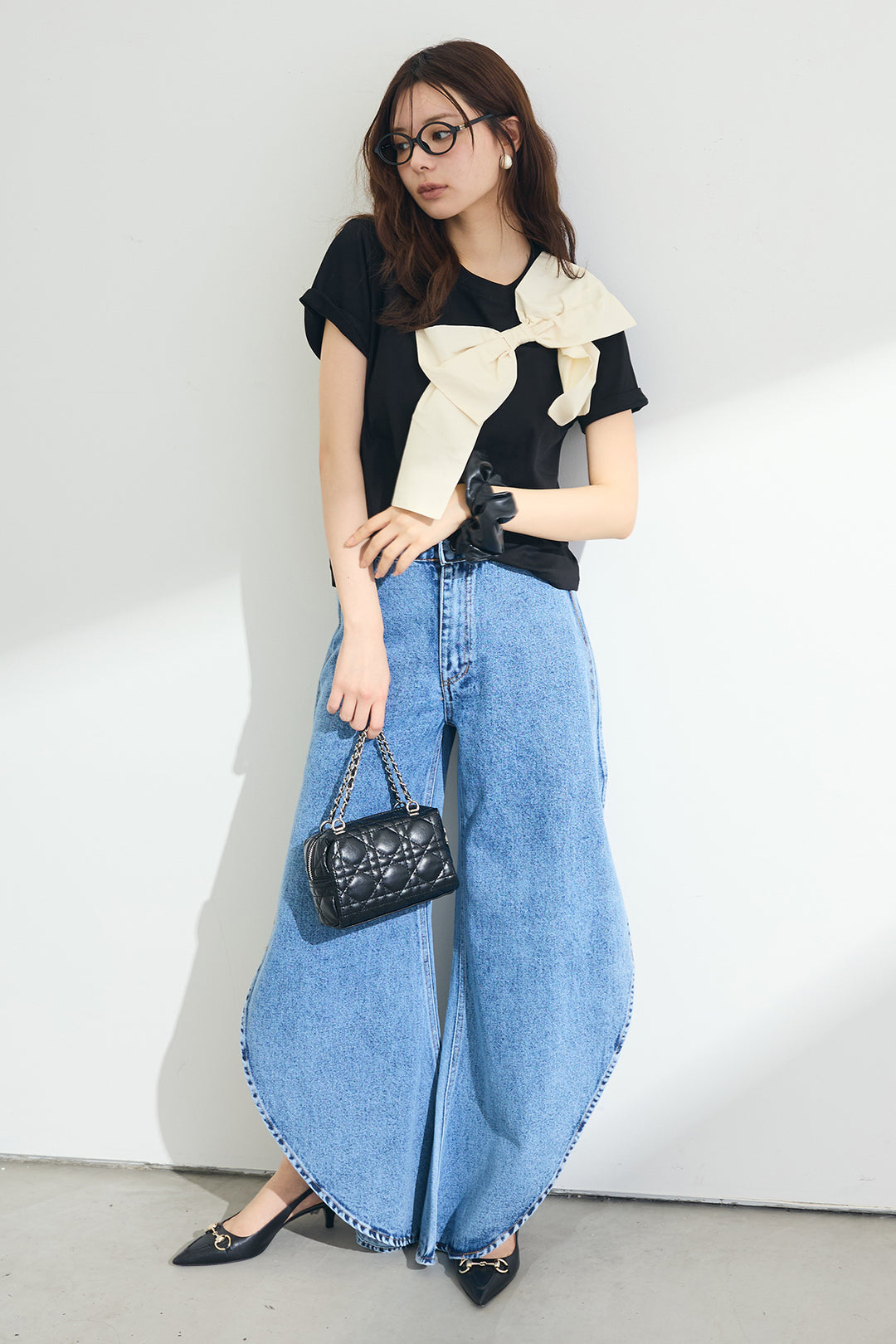 [予約/SET]ショルダーリボンポイントTシャツ+カーヴィースリットデニムパンツ(2set)