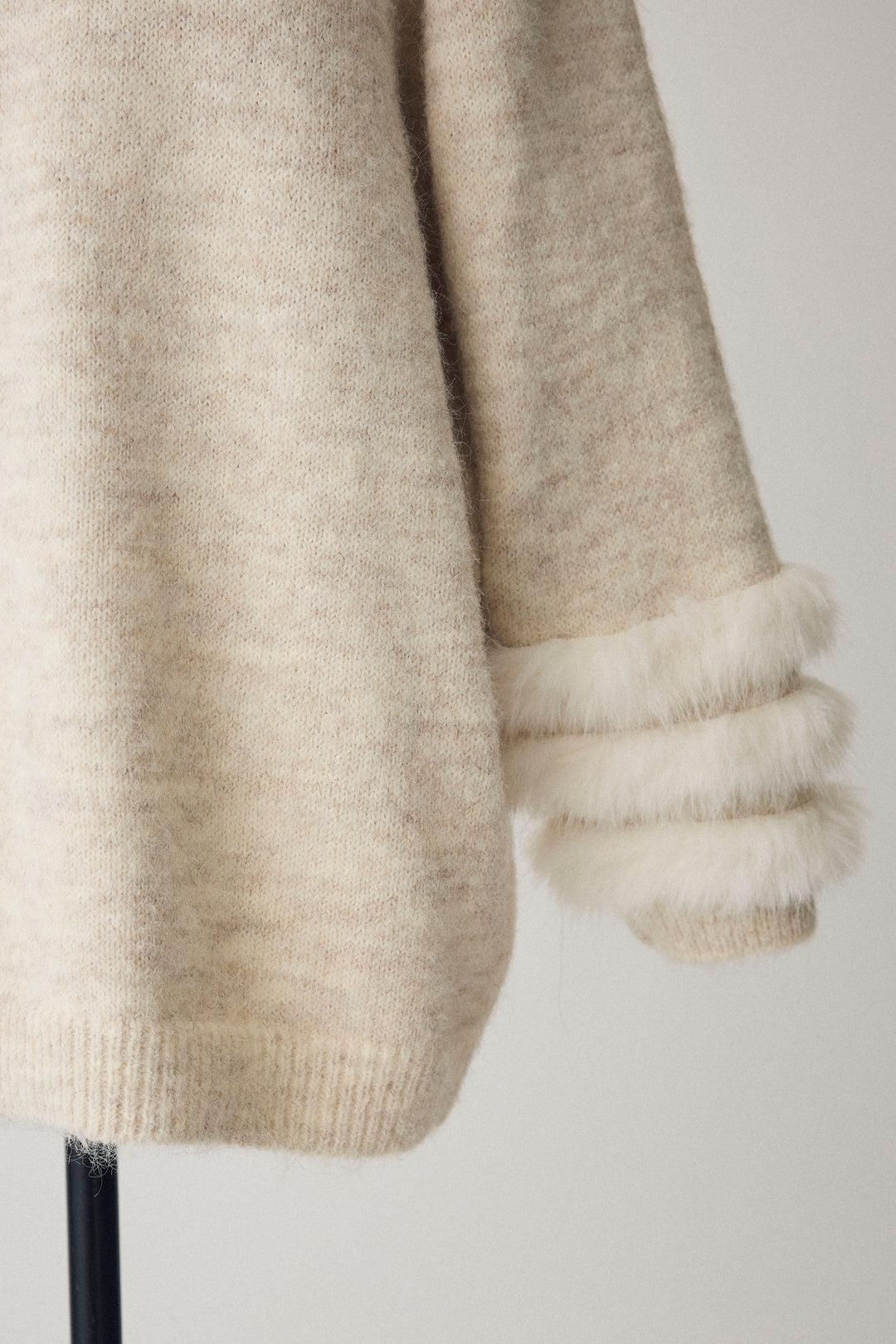 [予約]マフラー付きファーラインデザインニットカーデ