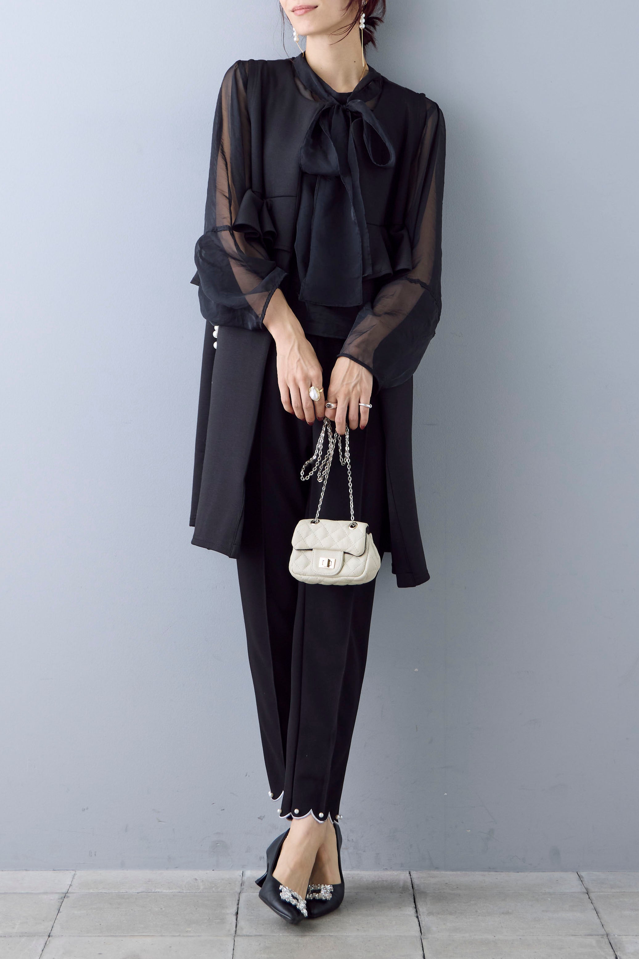 Dot volume bowtie blouse – shéller / シェリエ