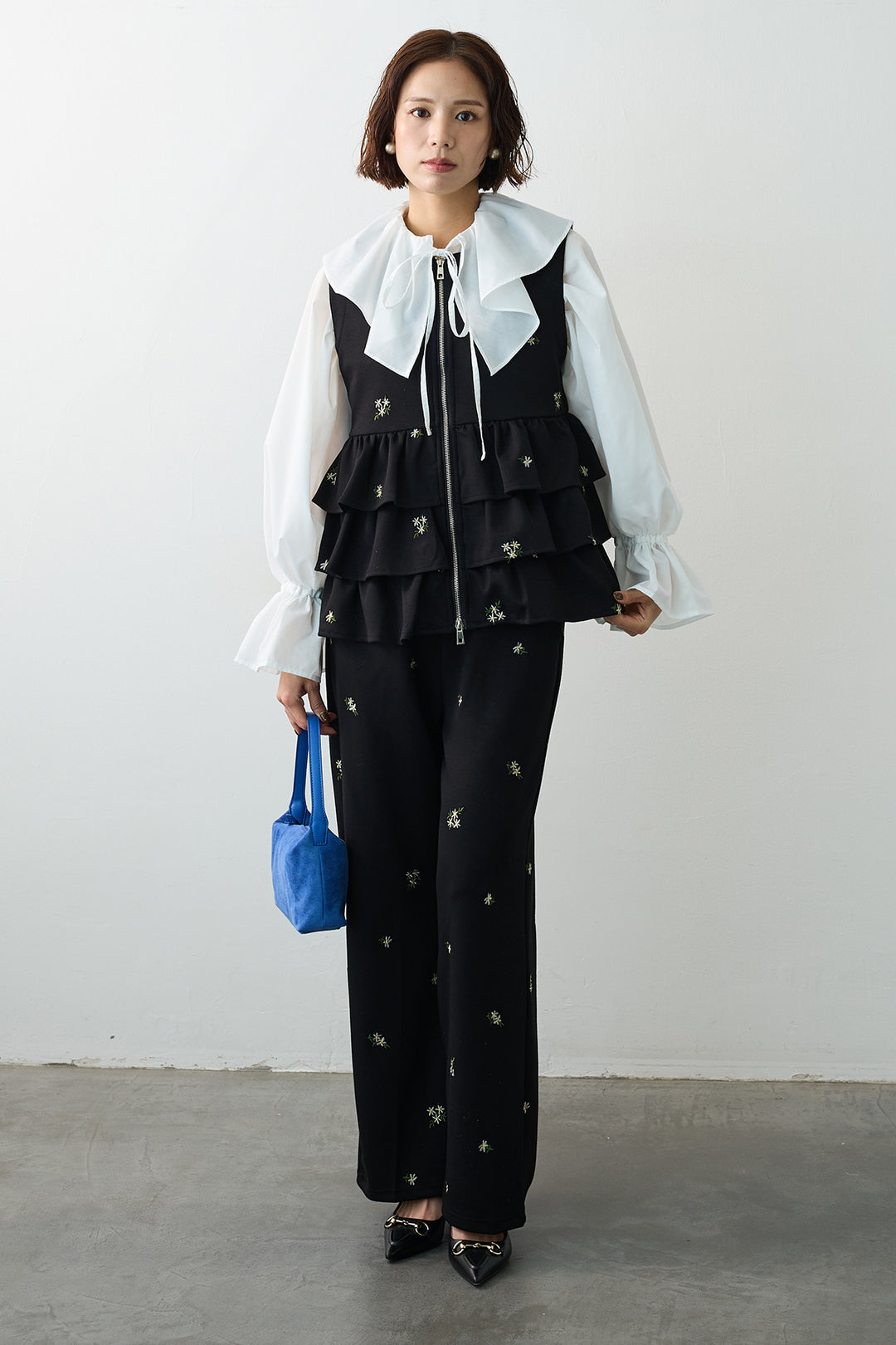[予約/SET]エアリーフリルフレアカフスブラウス+フラワー刺繍ティアードポンチベスト+フラワー刺繍ストレートポンチパンツ(3set)