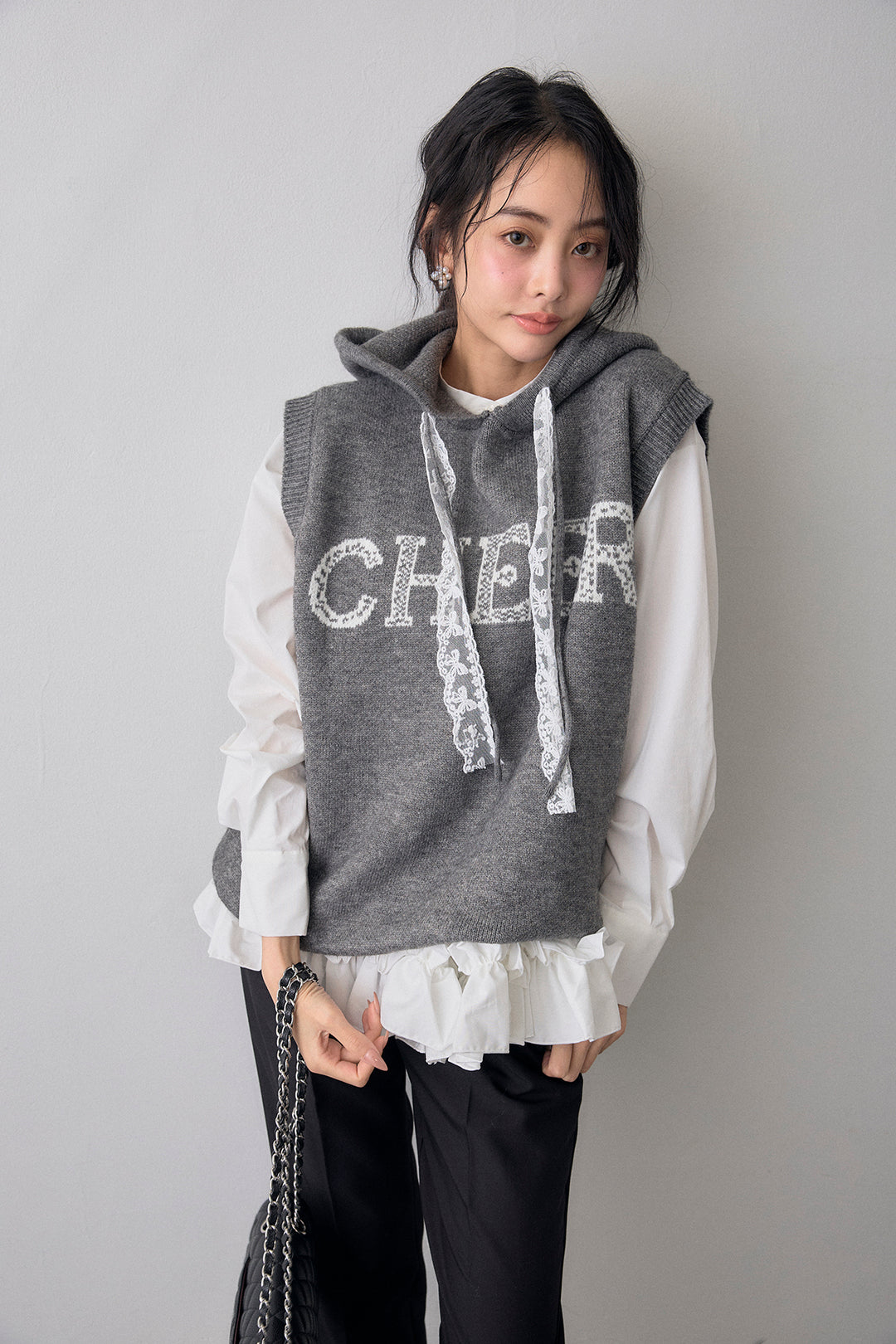 [予約/SET]パネルフレアヘムシャツ+レースリボンロゴフードスリーブレスニット(2set)