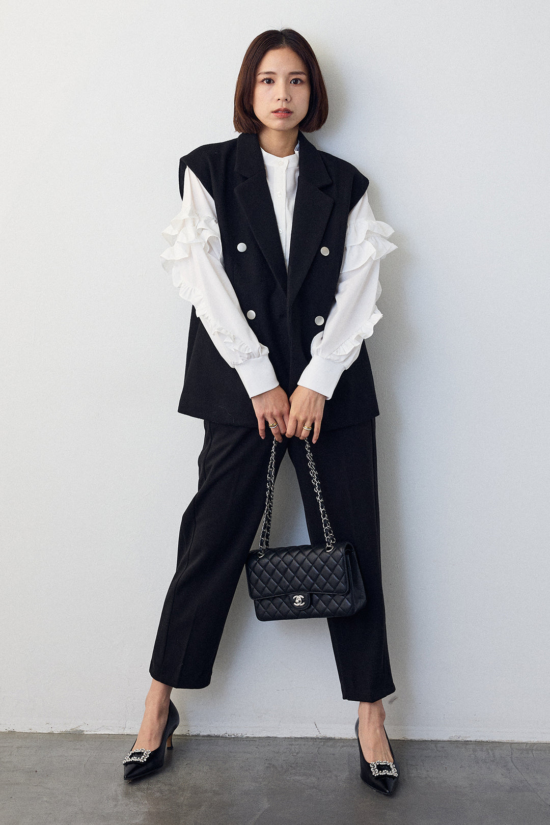 [予約/SET]スタンドカラーラッフルフリルスリーブブラウス+バックリボンテーラーベスト+ウォームセンタープレス美ラインテーパードパンツ(3set)