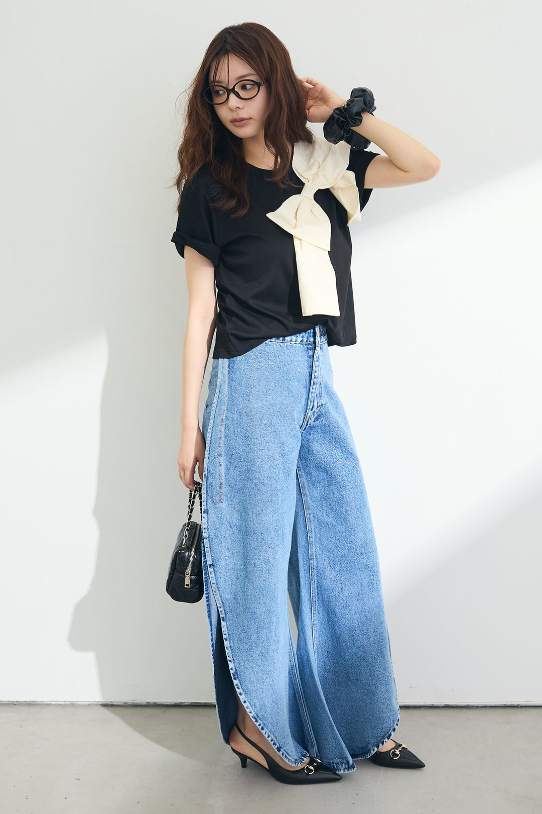 [予約/SET]ショルダーリボンポイントTシャツ+カーヴィースリットデニムパンツ(2set)