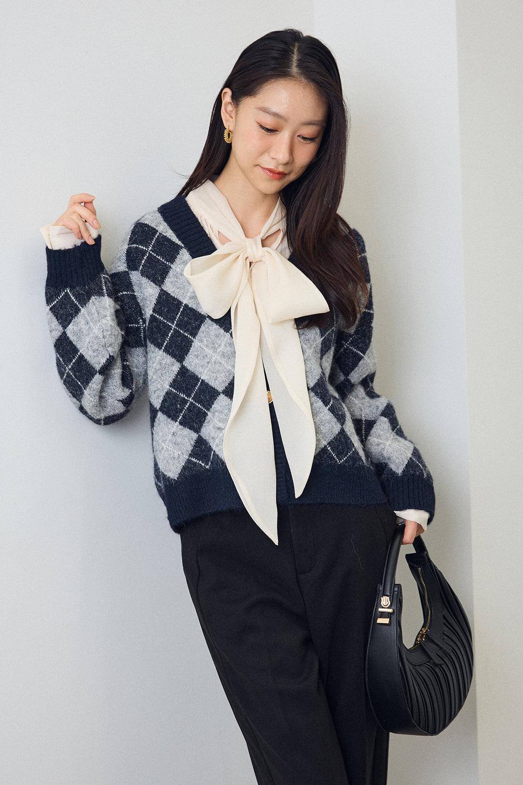[予約/SET]前後2wayリボンシアーブラウス+アーガイル柄ゴールドボタンニットカーデ+ウォームセンタープレス美ラインテーパードパンツ(3set)