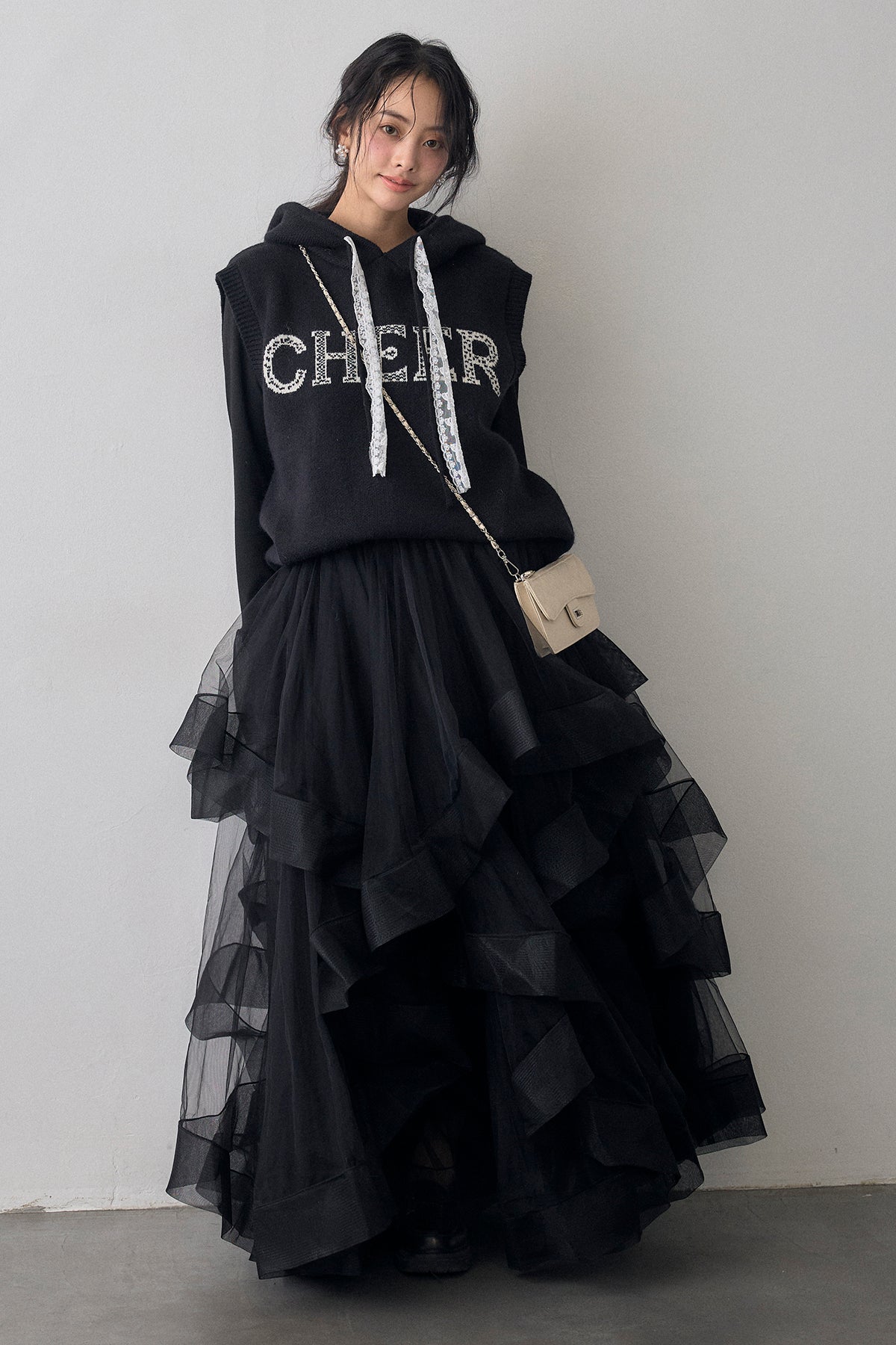 予約/SET]レースリボンロゴフードスリーブレスニット+ランダムフリル