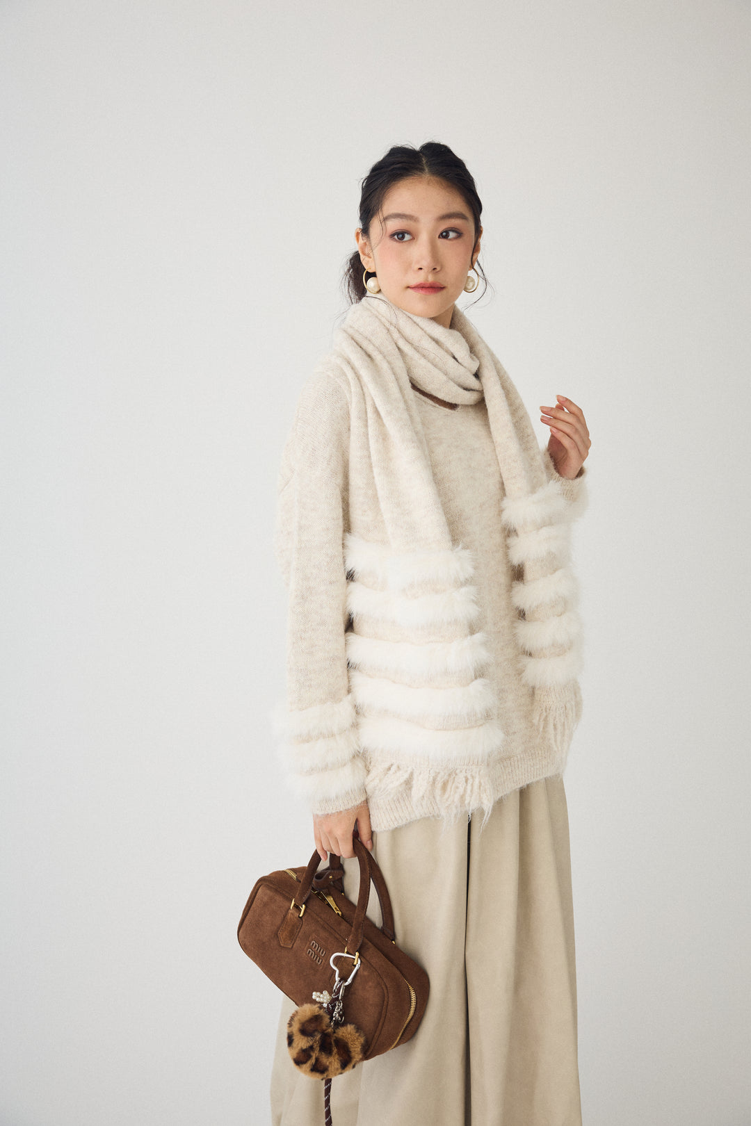 [予約]マフラー付きファーラインデザインニットカーデ