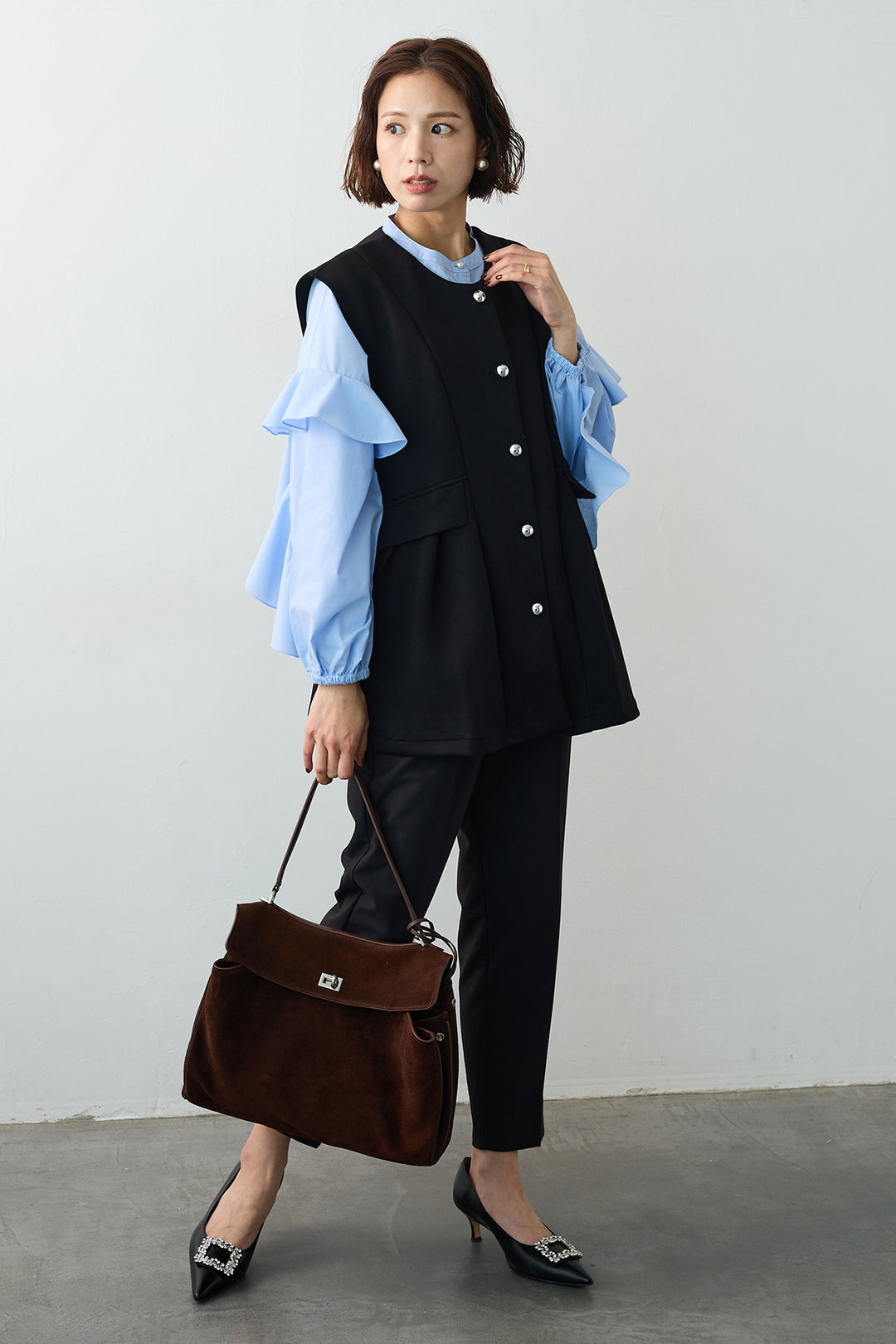 [予約/SET]ティアードフリルスリーブパールボタンブラウス+ペプラムラインシルバーボタンジレ+タックテーパードパンツ(3set)