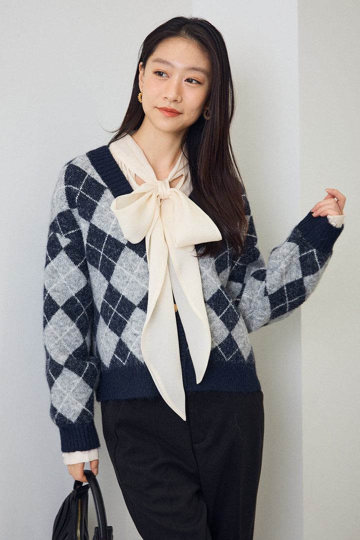 [予約/SET]前後2wayリボンシアーブラウス+アーガイル柄ゴールドボタンニットカーデ+ウォームセンタープレス美ラインテーパードパンツ(3set)