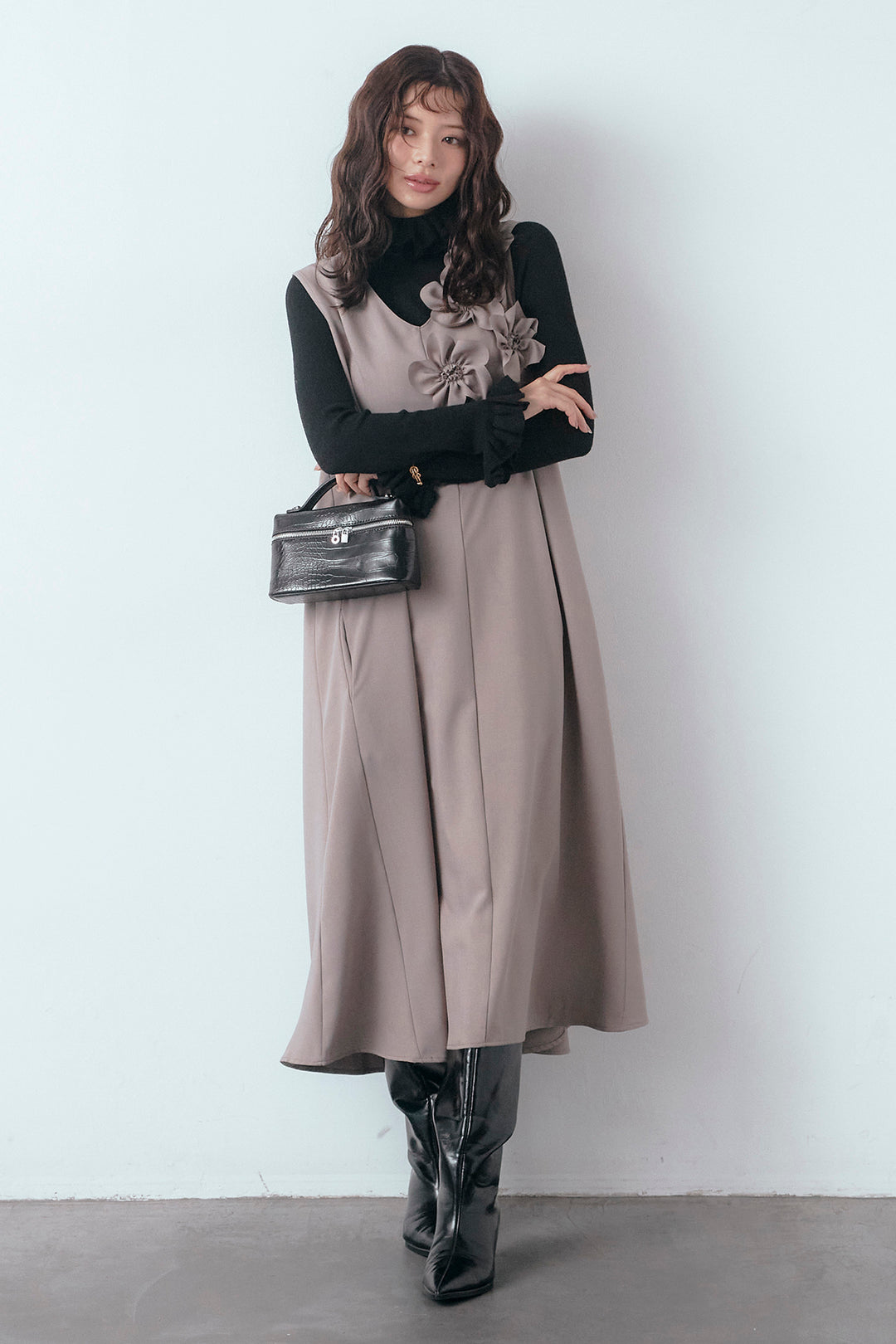 [予約/SET]ダブルフリルカラーニットプルオーバー+アシメフラワーモチーフVネックワンピース(2set)