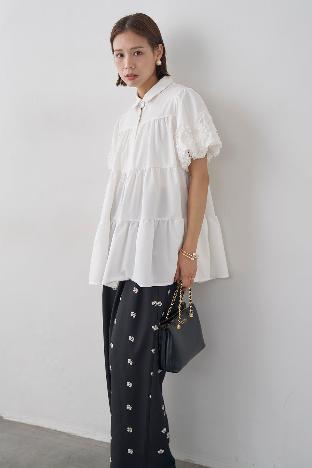 [予約/SET]フリルウェーブスリーブティアードブラウス+フラワー刺繍ツイルストレートパンツ(2set)