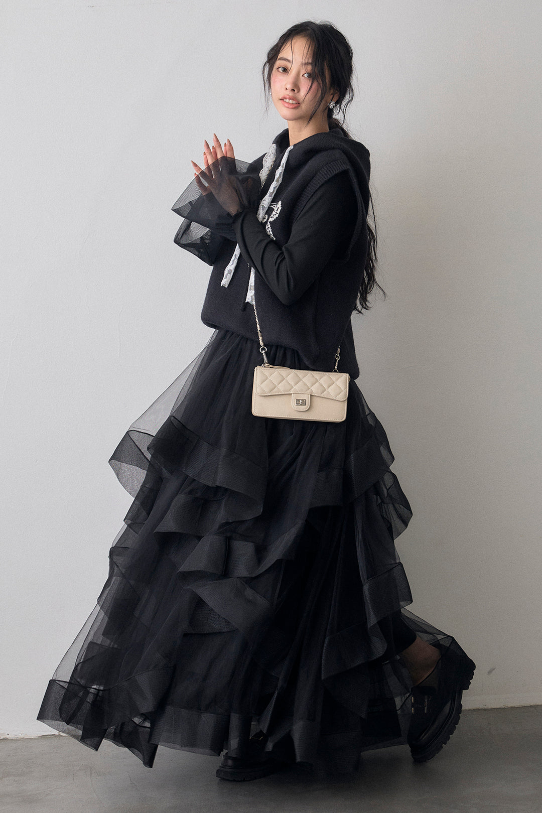 [予約/SET]レースリボンロゴフードスリーブレスニット+ランダムフリルティアードボリュームスカート(2set)