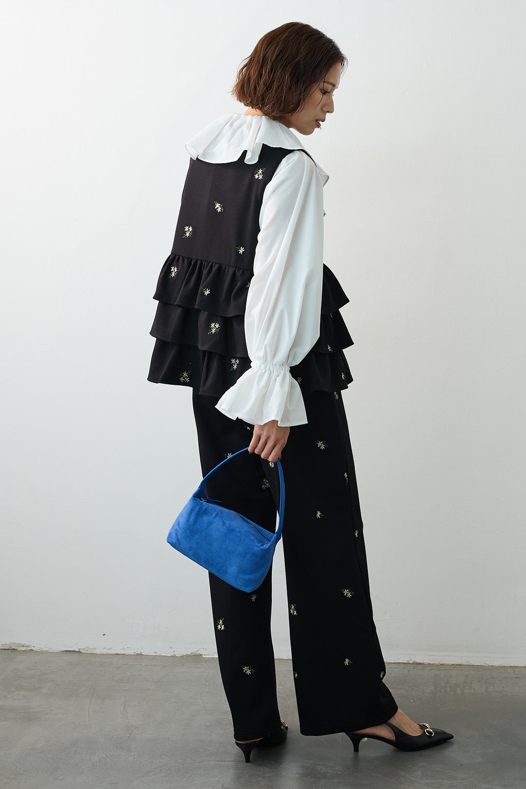 [予約/SET]エアリーフリルフレアカフスブラウス+フラワー刺繍ティアードポンチベスト+フラワー刺繍ストレートポンチパンツ(3set)