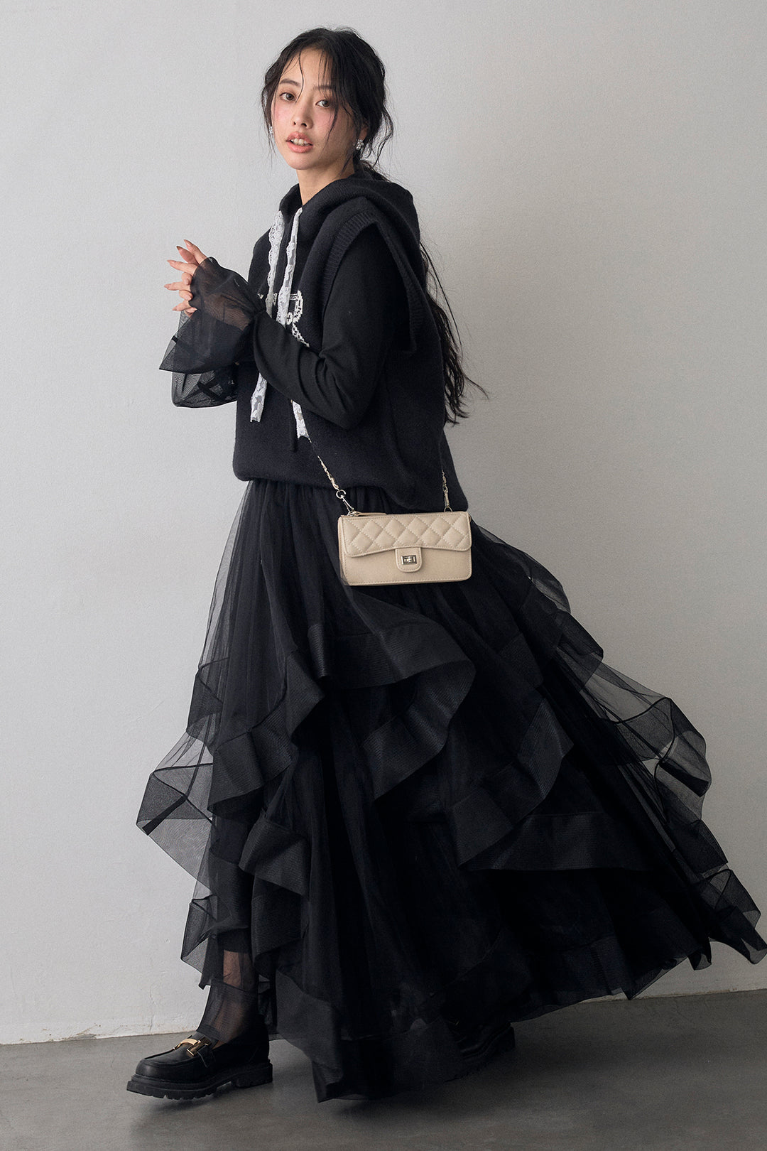 [予約/SET]レースリボンロゴフードスリーブレスニット+ランダムフリルティアードボリュームスカート(2set)