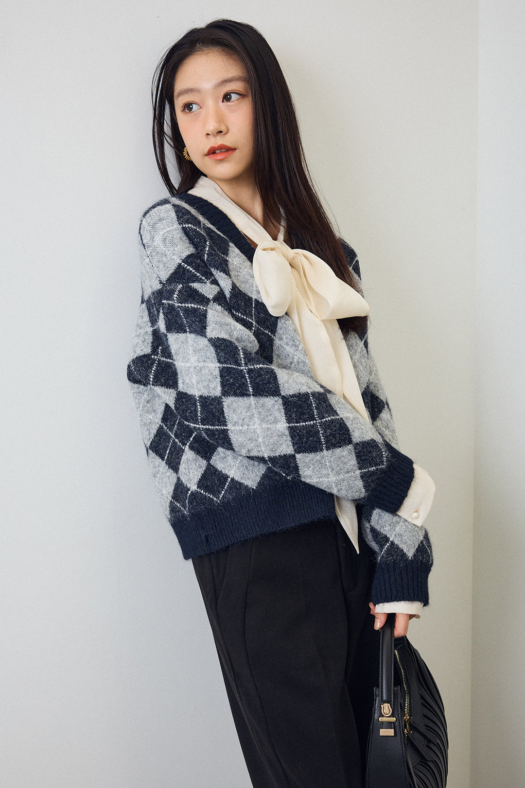 [予約/SET]前後2wayリボンシアーブラウス+アーガイル柄ゴールドボタンニットカーデ+ウォームセンタープレス美ラインテーパードパンツ(3set)