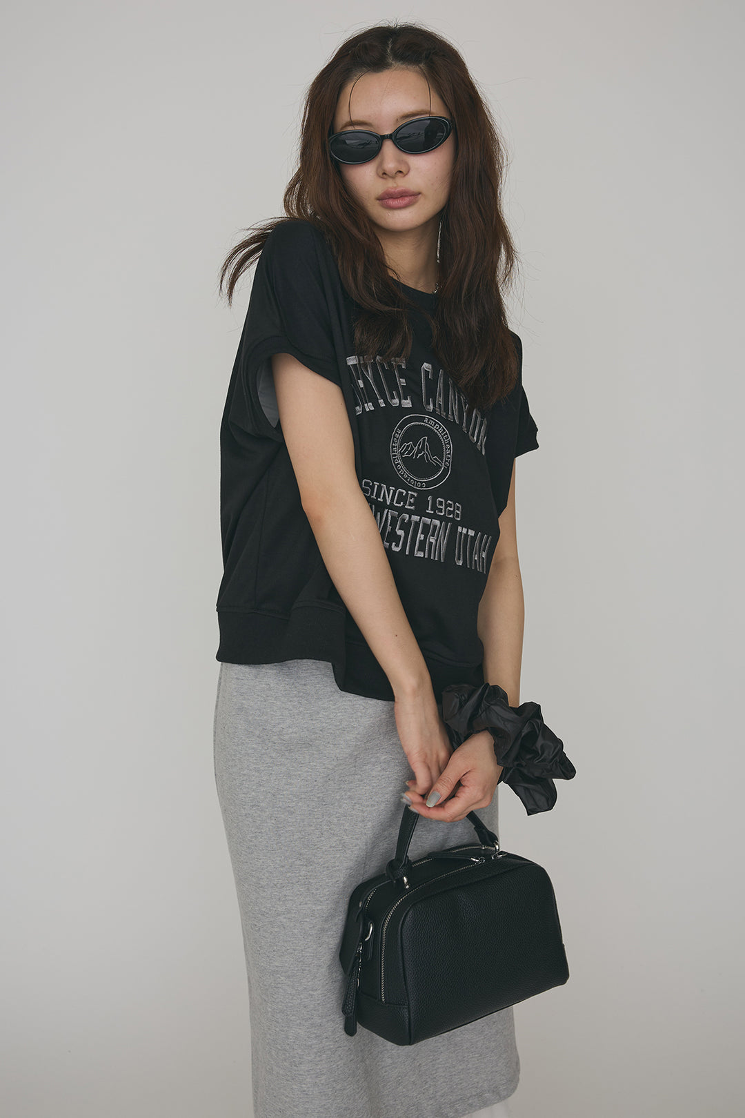 [予約/SET]ロゴ刺繍デザインリブカットT+フリルヘムスウェットスリットスカート(2set)