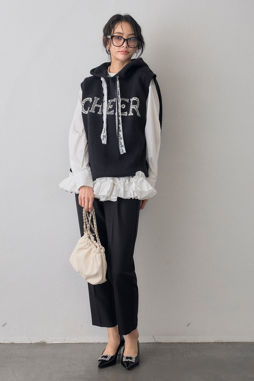[予約/SET]パネルフレアヘムシャツ+レースリボンロゴフードスリーブレスニット(2set)