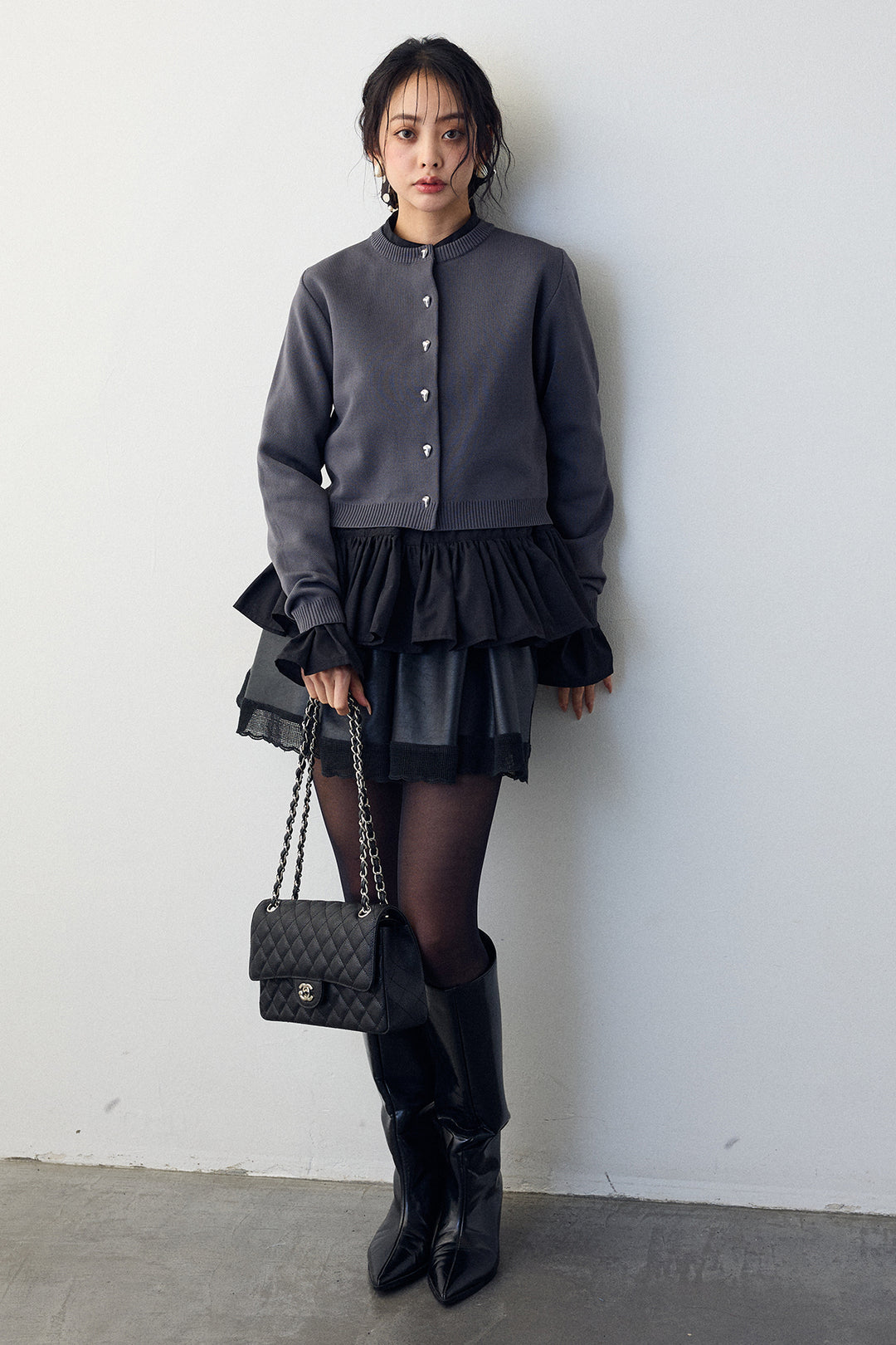 [予約/SET]フリルヘムスリーブブラウス+メタルボタンベーシックカーデ+レザーライクフレアショートパンツ(3set)