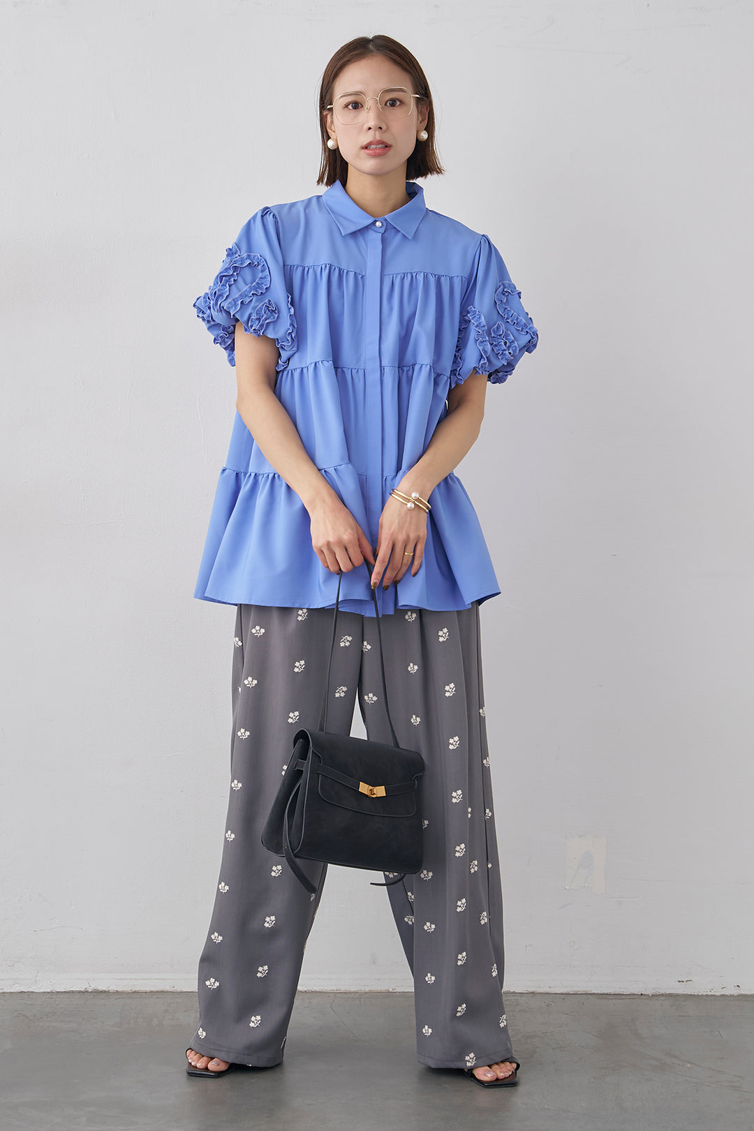 [予約/SET]フリルウェーブスリーブティアードブラウス+フラワー刺繍ツイルストレートパンツ(2set)