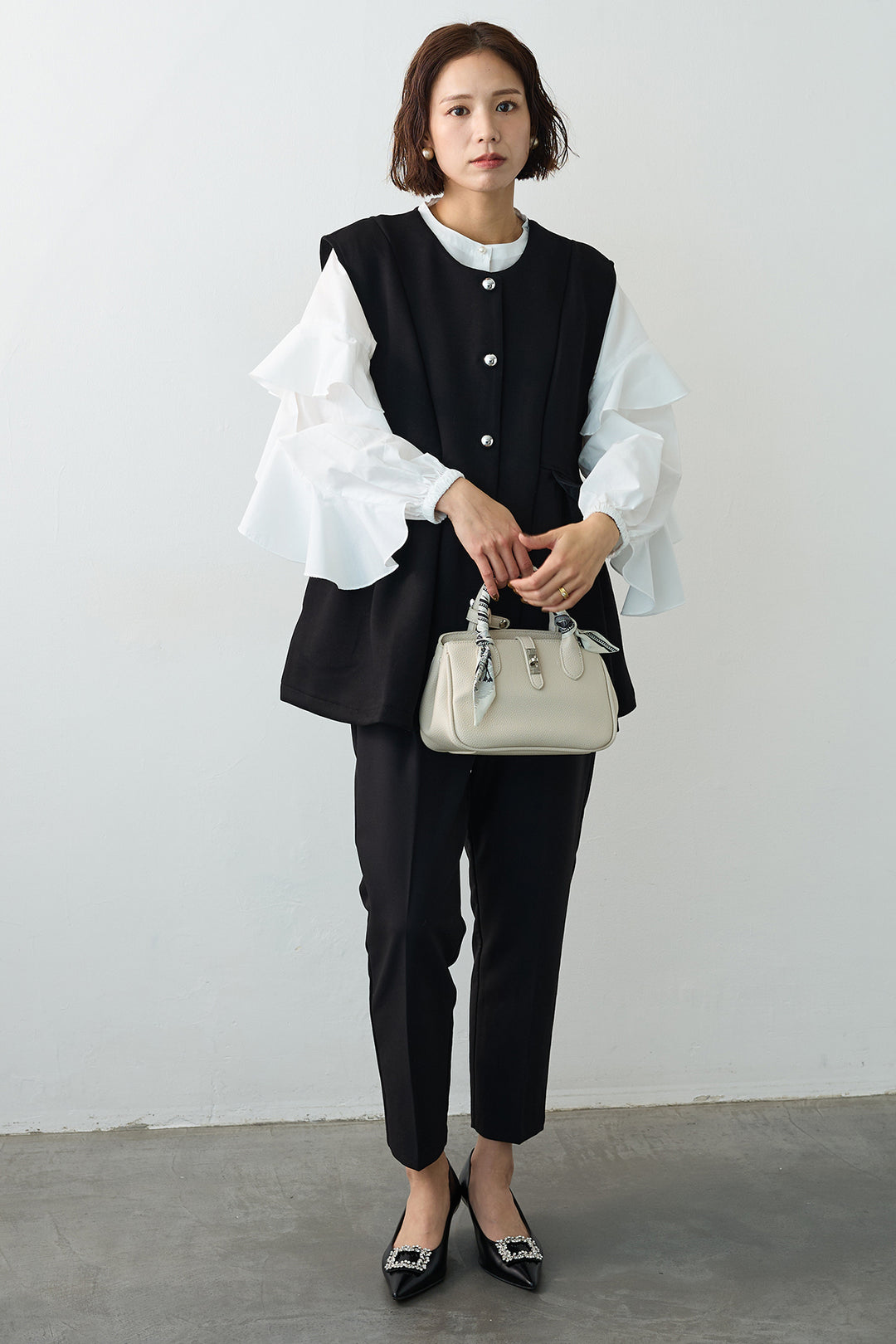 [予約/SET]ティアードフリルスリーブパールボタンブラウス+ペプラムラインシルバーボタンジレ(2set)