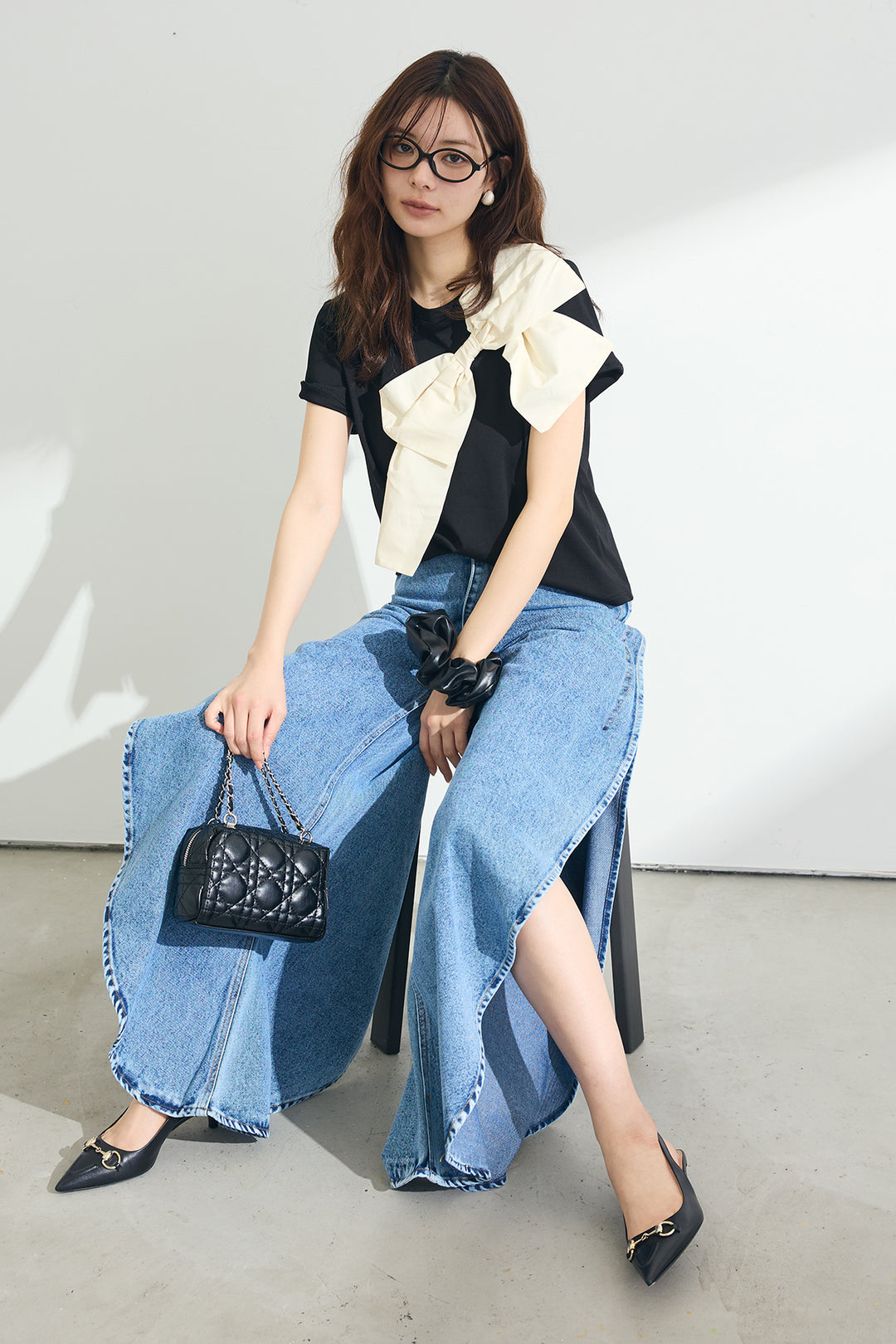[予約/SET]ショルダーリボンポイントTシャツ+カーヴィースリットデニムパンツ(2set)