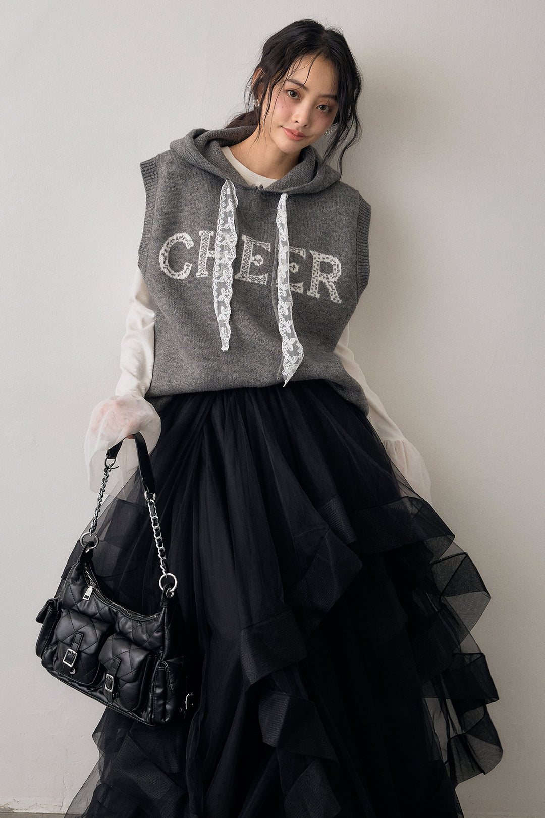 [予約/SET]チュールシアーカフスリブニット+レースリボンロゴフードスリーブレスニット+ランダムフリルティアードボリュームスカート(3set)