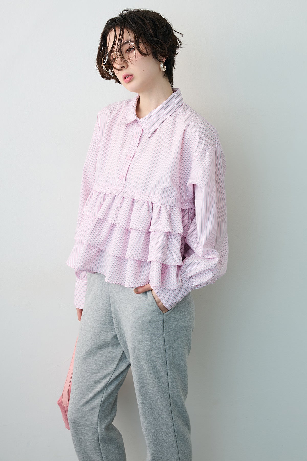 予約]ストライプティアードフリルクロップドシャツ – Frene