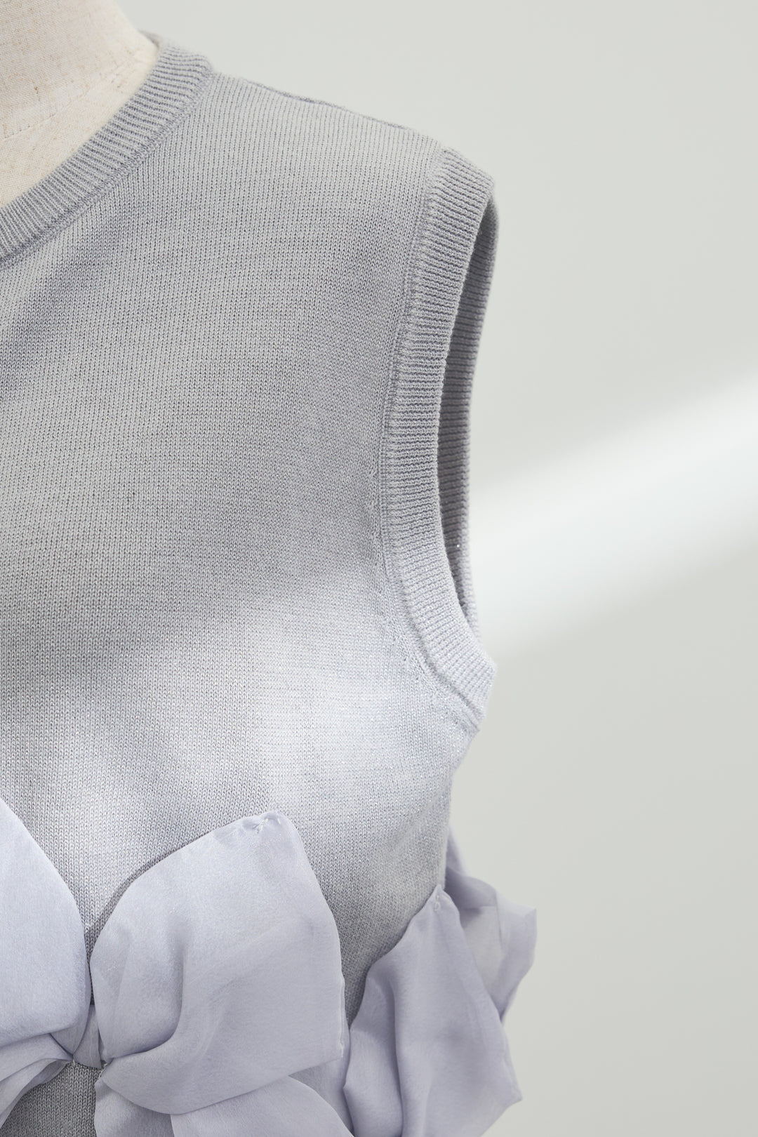 [予約]ヘムオーガンジーリボンスリーブレスニット