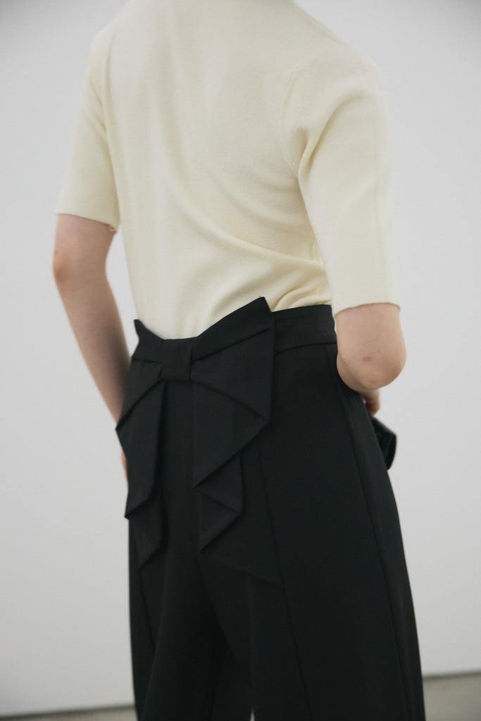 黒、バックリボンスリット短めパンツサイズ40.42 予約]バックリボンストレートパンツ – Frene