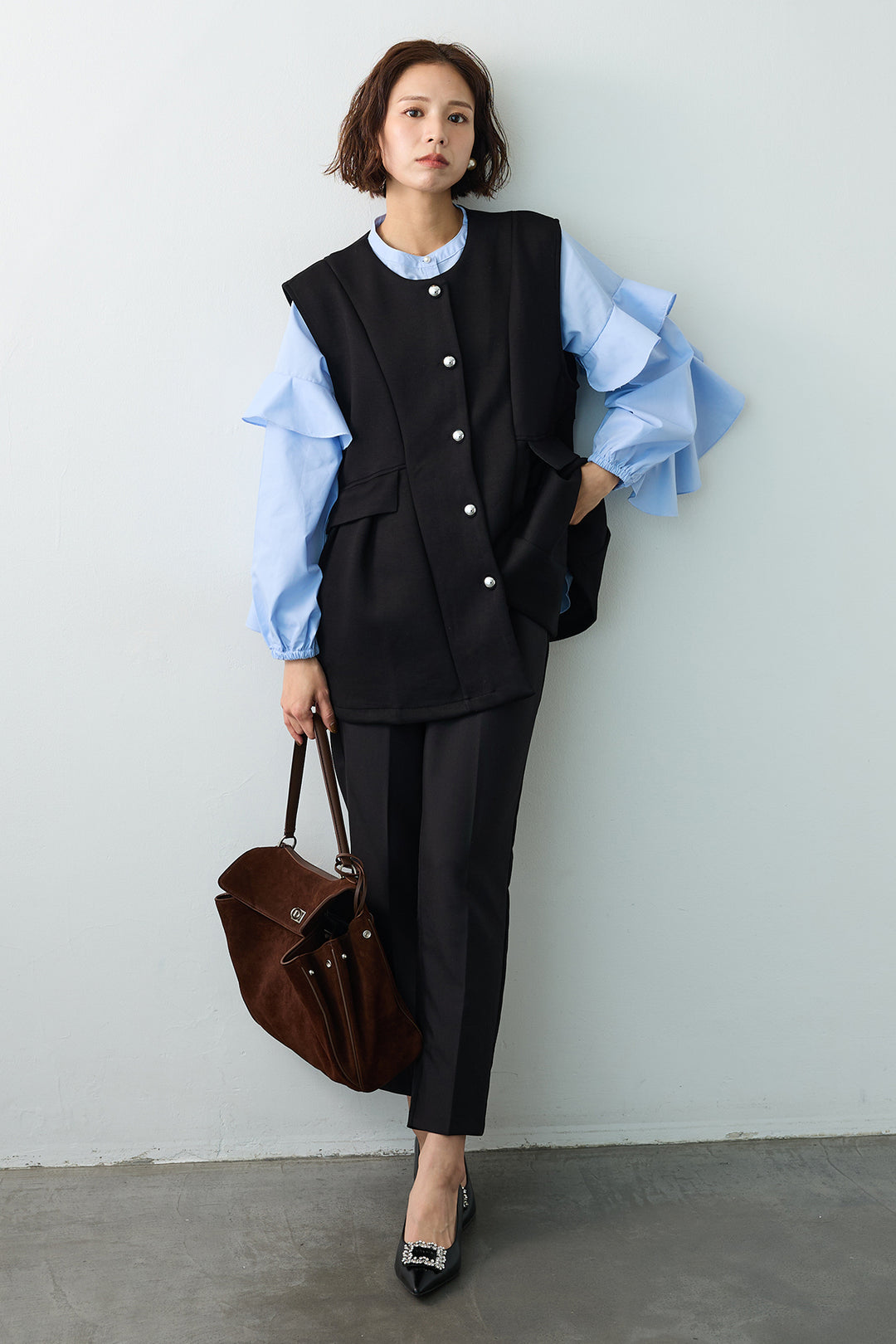 [予約/SET]ティアードフリルスリーブパールボタンブラウス+ペプラムラインシルバーボタンジレ+タックテーパードパンツ(3set)