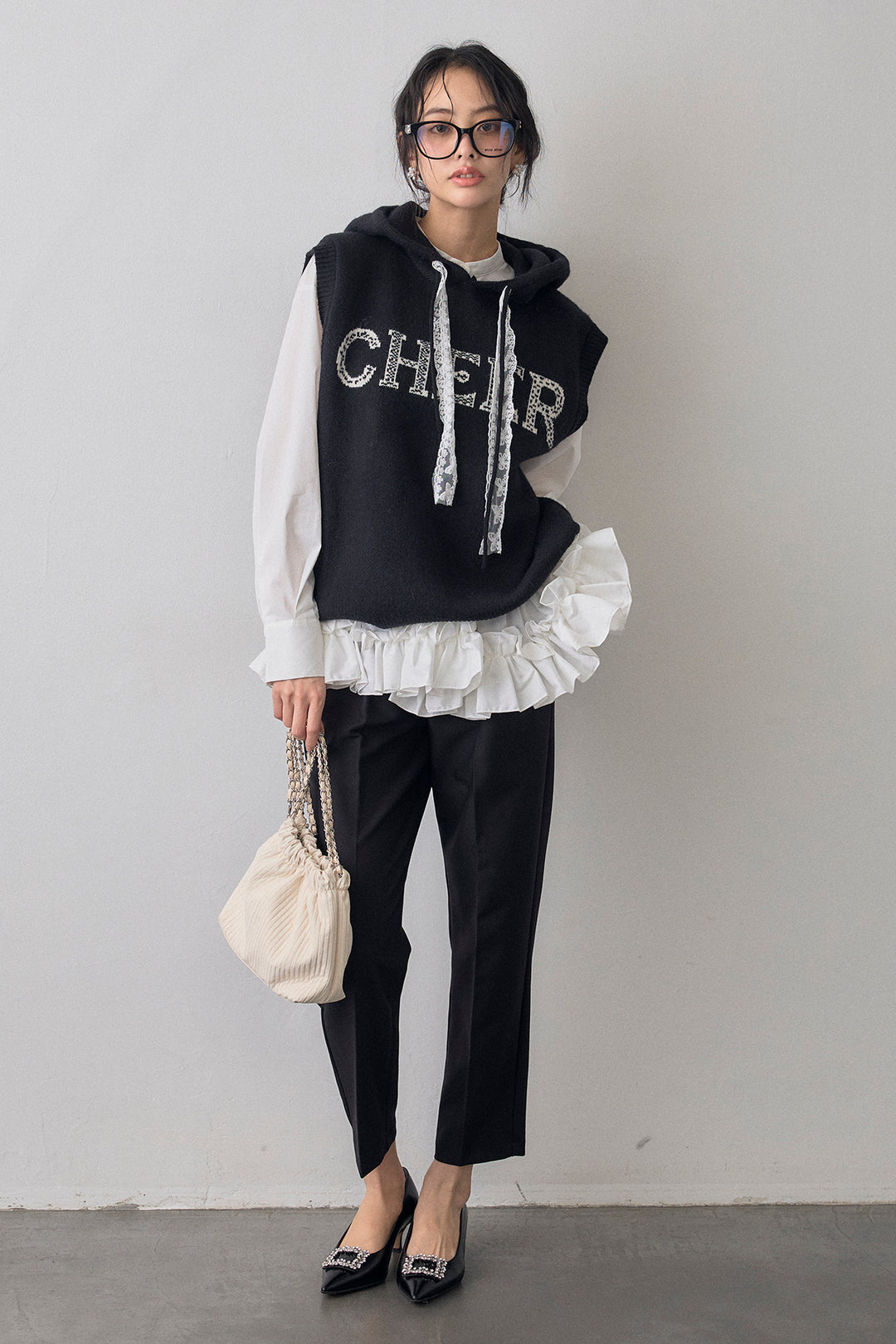 [予約/SET]パネルフレアヘムシャツ+レースリボンロゴフードスリーブレスニット(2set)