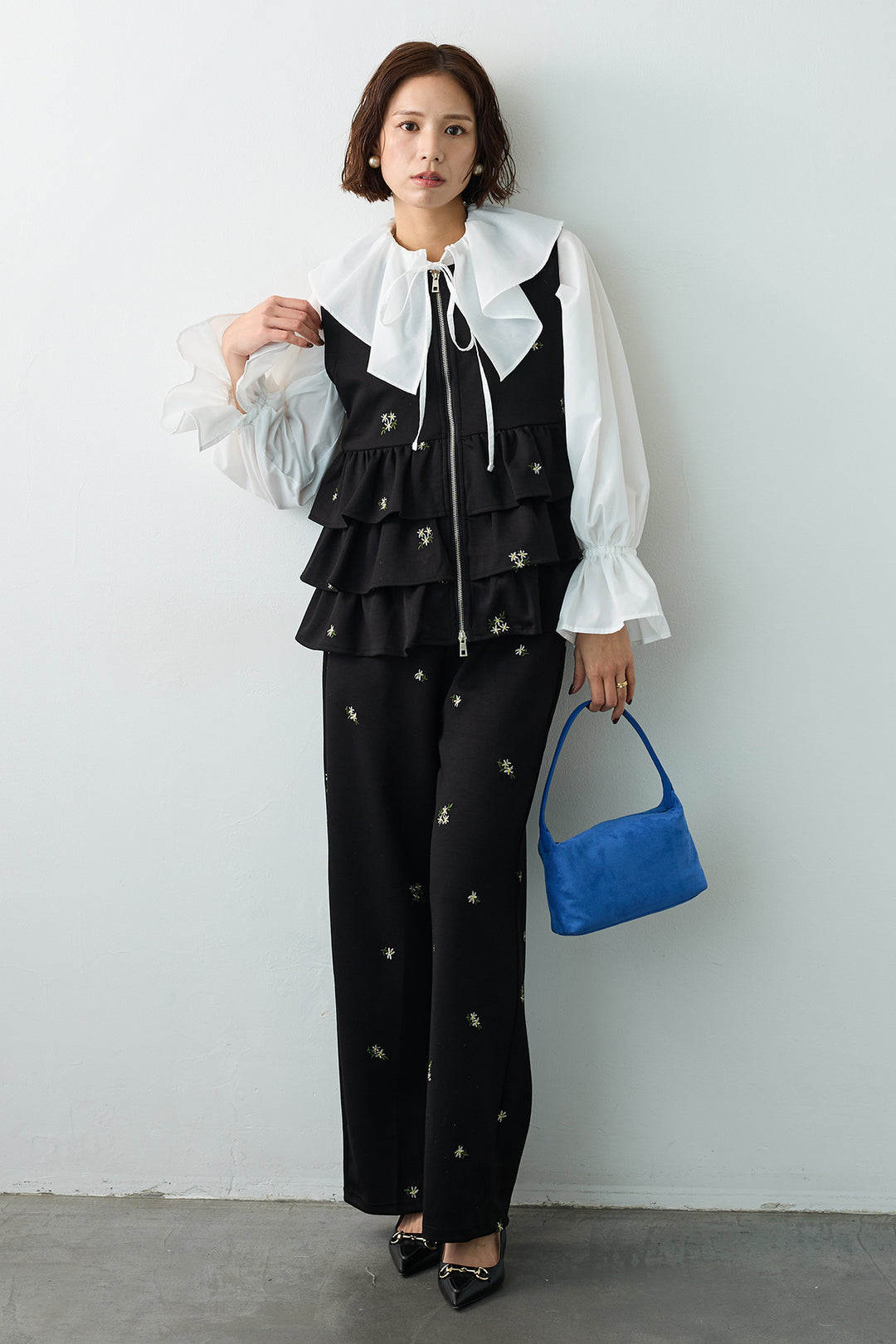 [予約/SET]エアリーフリルフレアカフスブラウス+フラワー刺繍ティアードポンチベスト+フラワー刺繍ストレートポンチパンツ(3set)