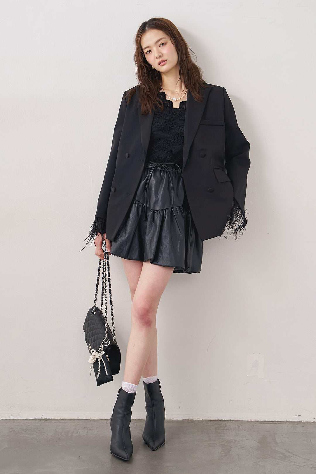 [予約/SET]クラシカルレースVネックトップス+エアリーファザーレディライクジャケット+フェイクレザーティアードバルーンミニスカート(3set)